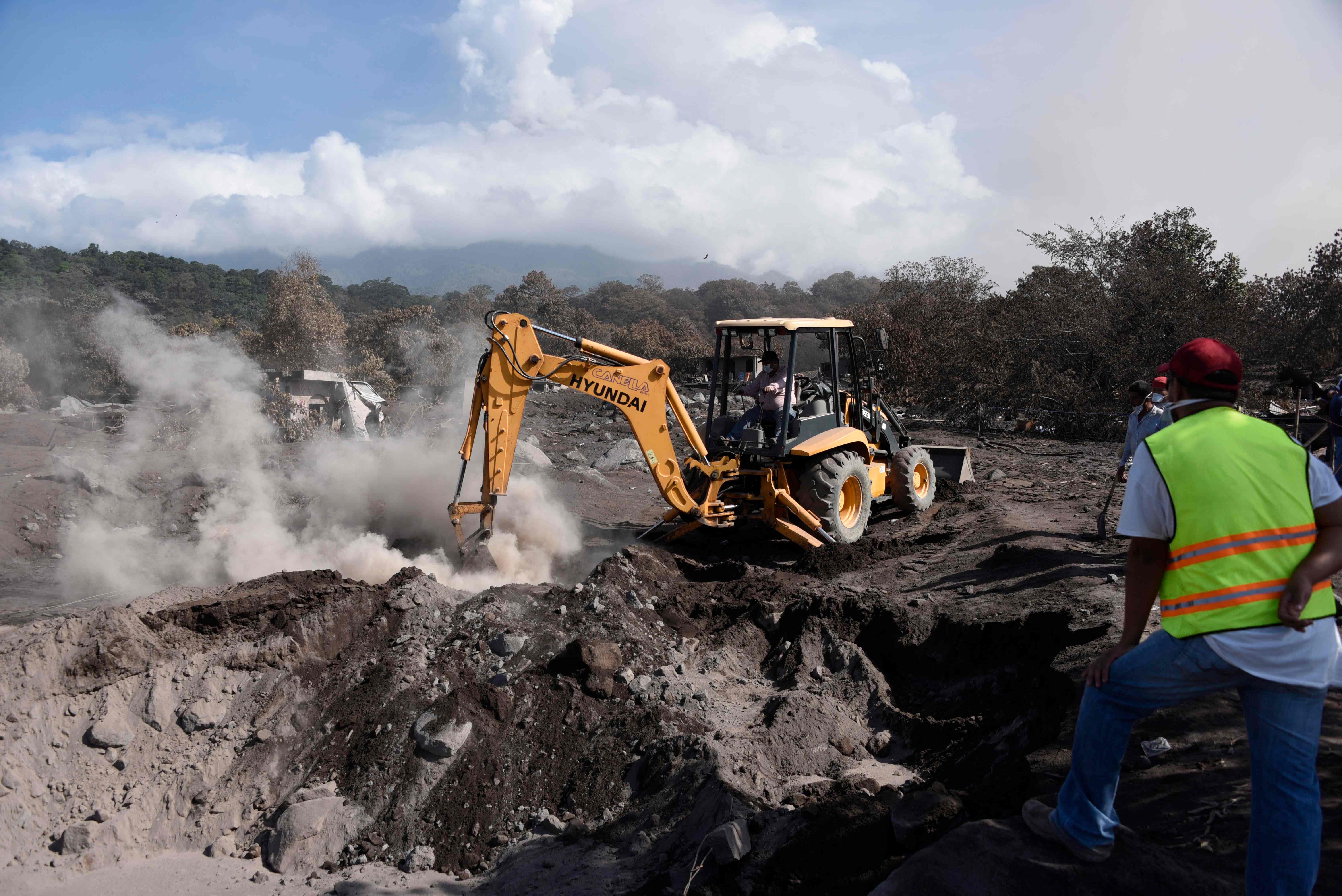 إزالة آثار ثوران بركان فويجو