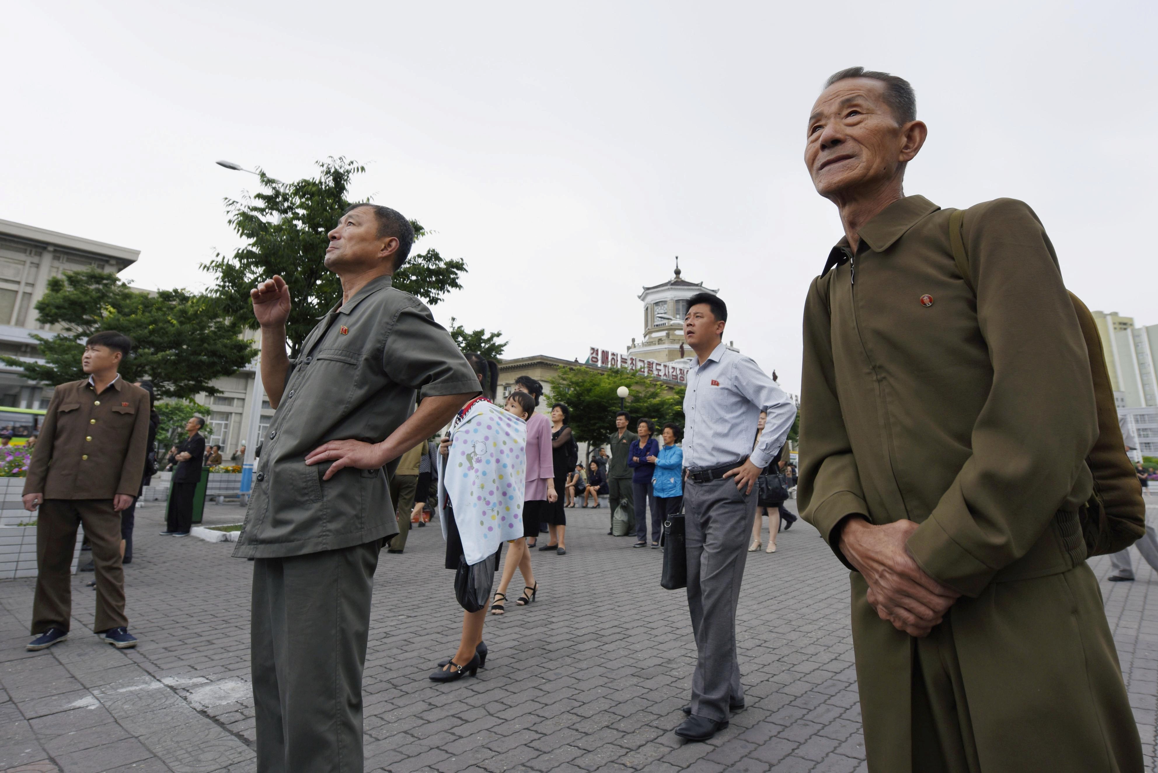 مواطنى كوريا الشمالية يتابعون أخبار القمة فى الشوارع