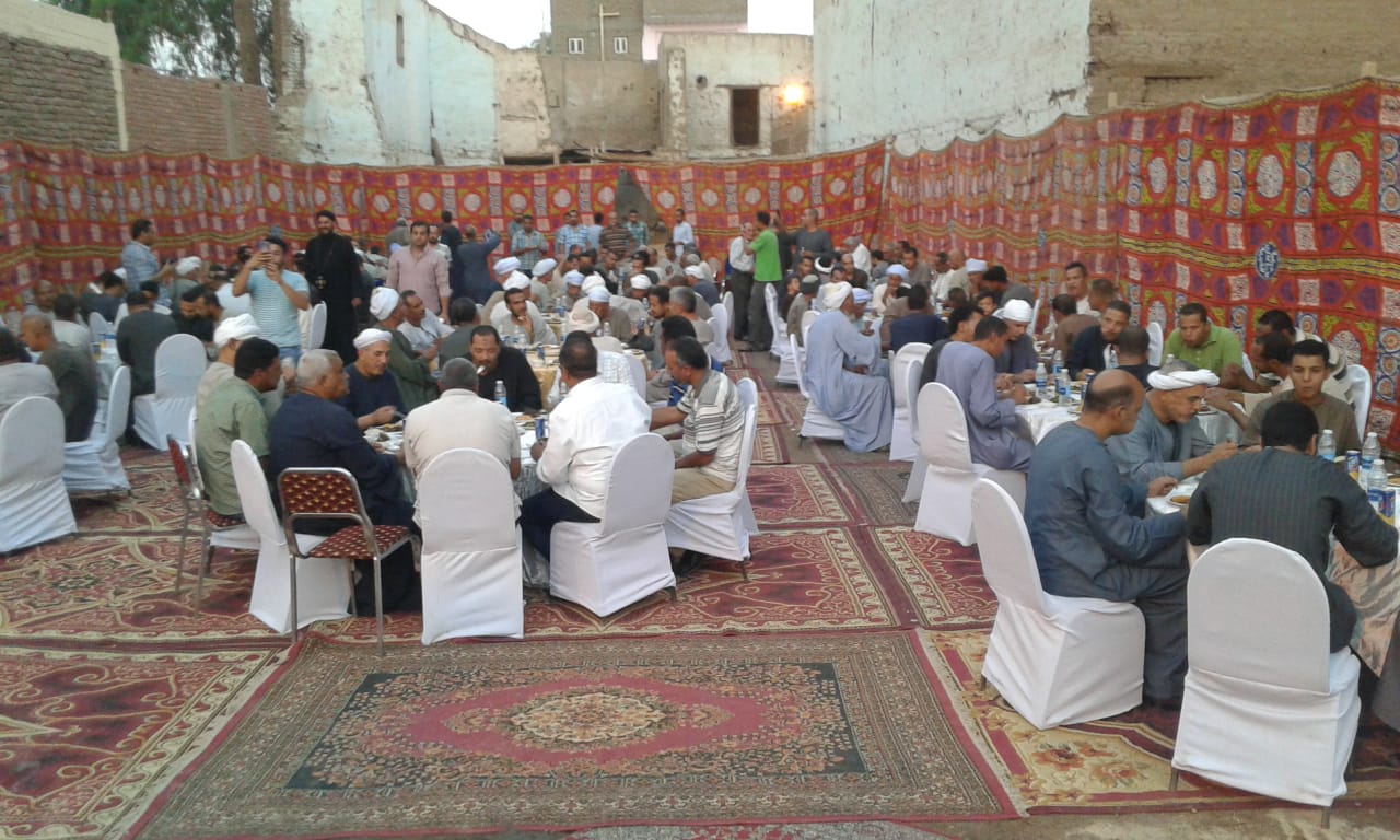   أبناء كنيسة رئيس الملائكة ميخائيل بقرية القبلي قمولا ينظمون حفل إفطار جماعي للمسلمين
