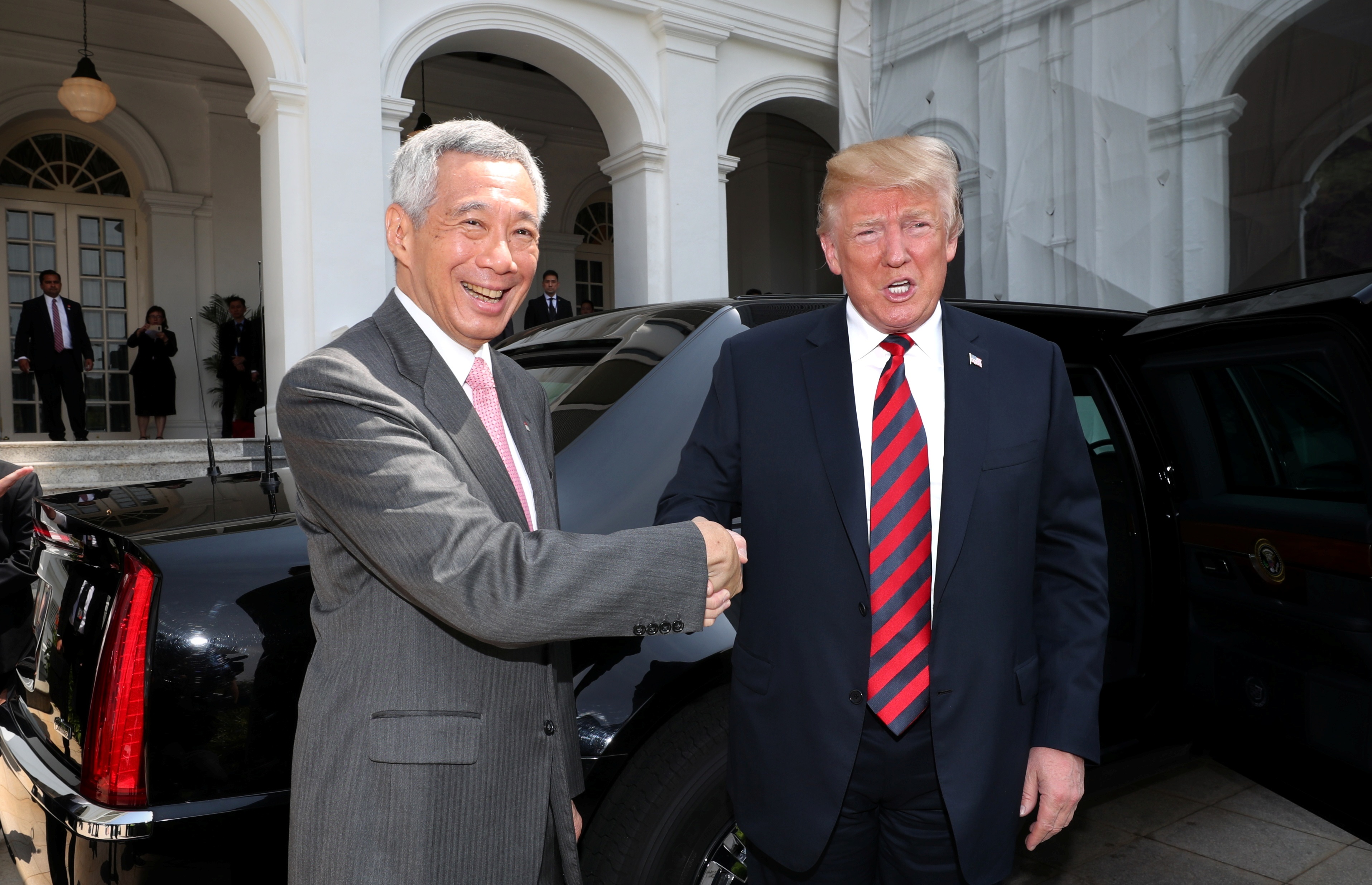 رئيس وزراء سنغافورة يستقبل ترامب لدى وصوله إلى مقر رئاسة الوزراء السنغافورية