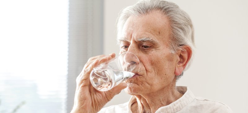شرب المياه من نصائح الطب البديل لعلاج جفاف الفم