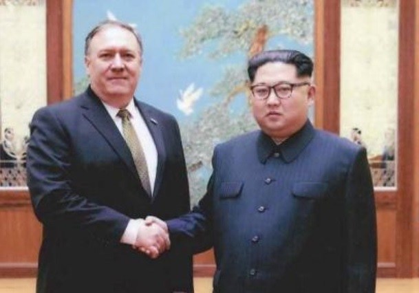 مايك بومبيو مع زعيم كوريا الشمالية