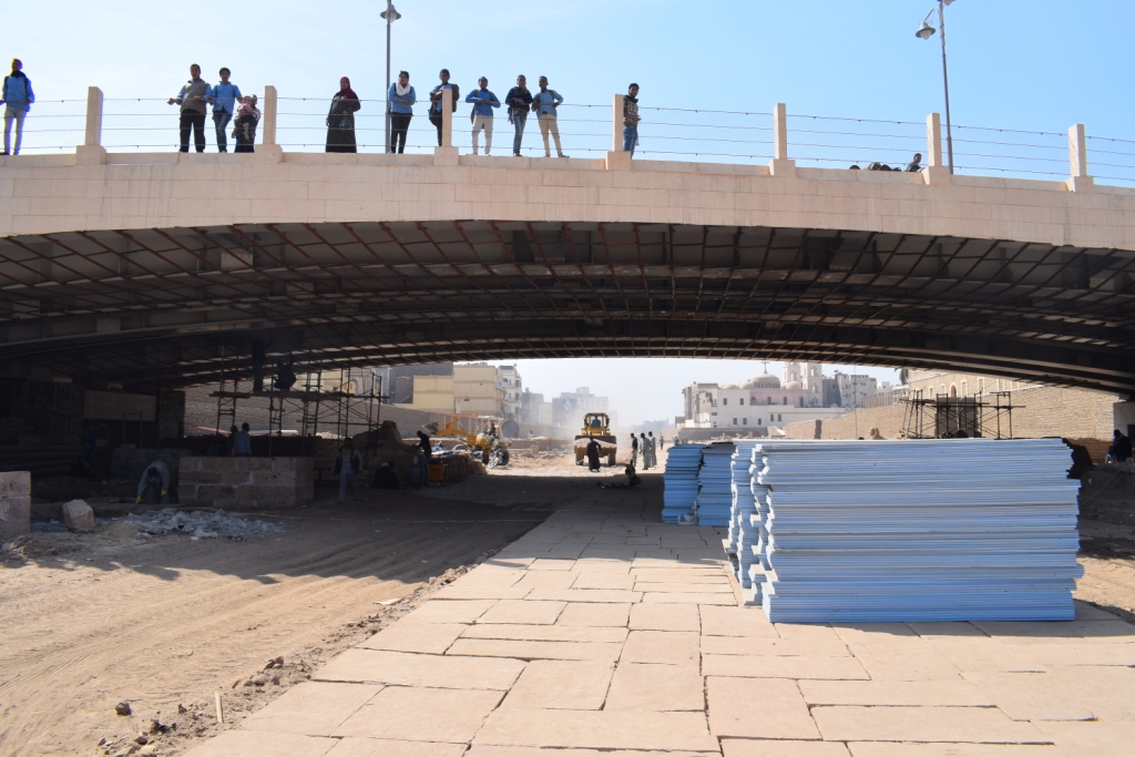 العمال يواصلون مهمتهم داخل مشروع احياء طريق الكباش