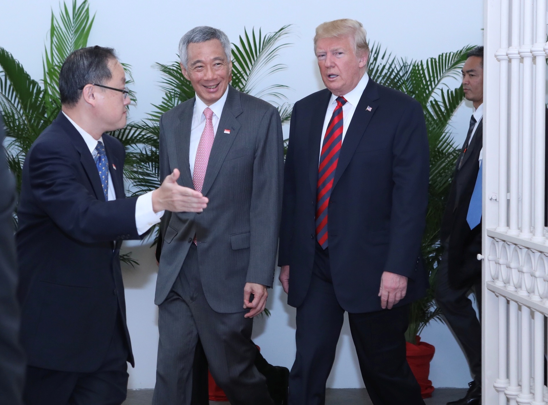 الرئيس الأمريكى ورئيس وزراء سنغافورة يدخلان سويا لبدء محادثتهما