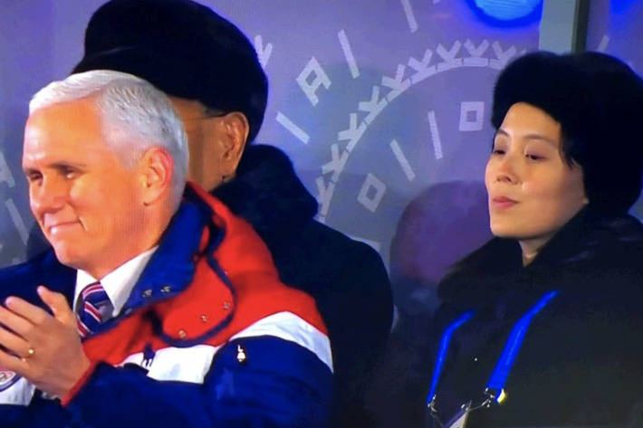 مايك بينس بجوار شقيقة زعيم كوريا الشمالية