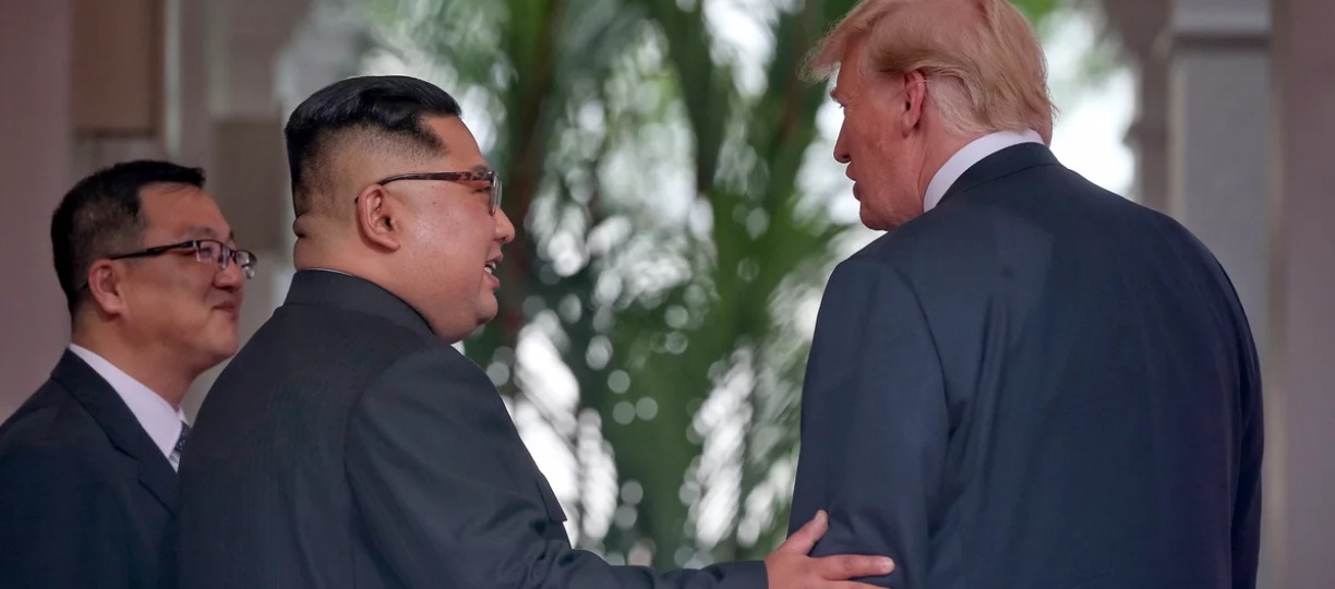 3- كيم يضع يد على ترامب