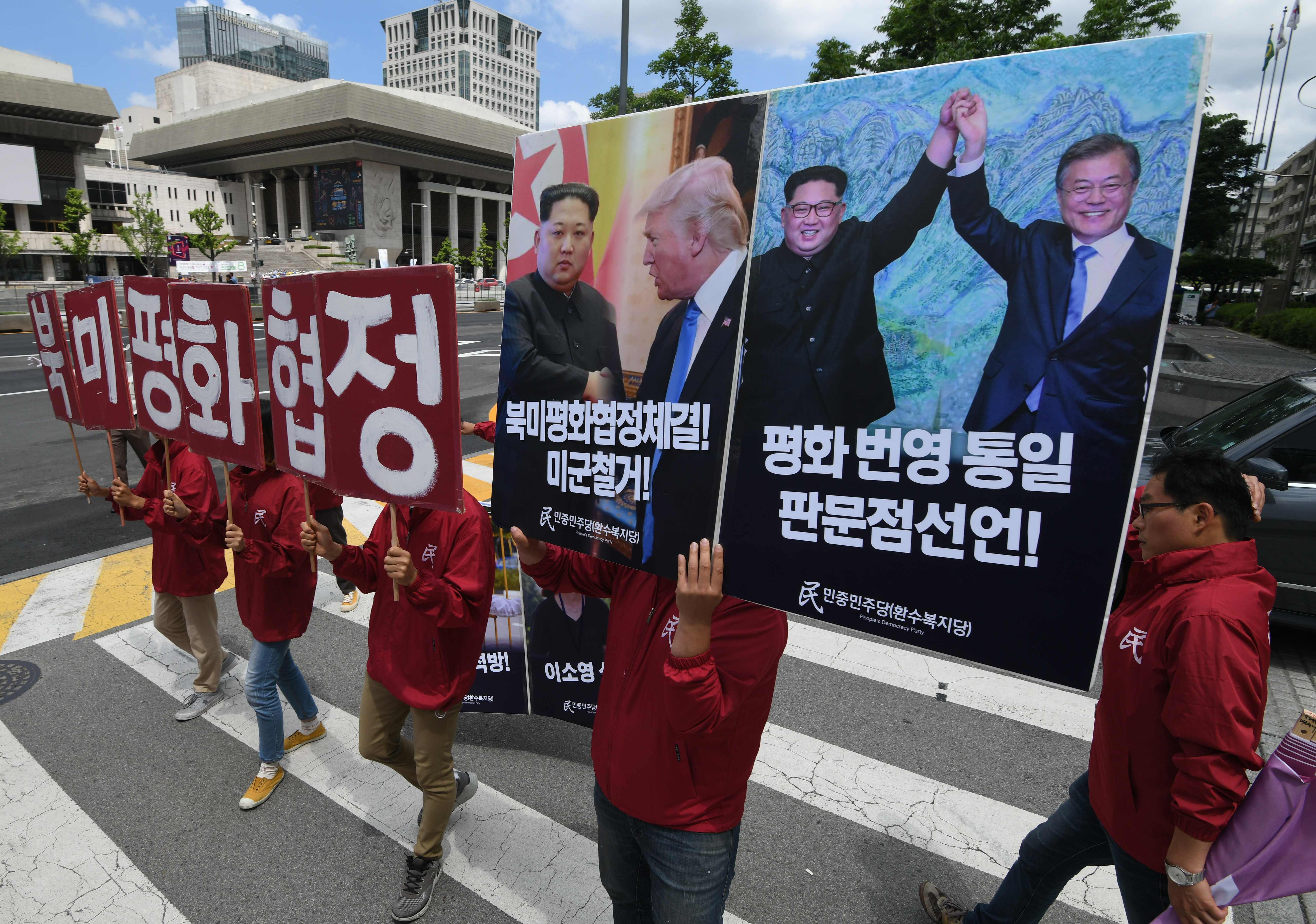 لافتات رئيس كوريا الجنوبية مع كيم