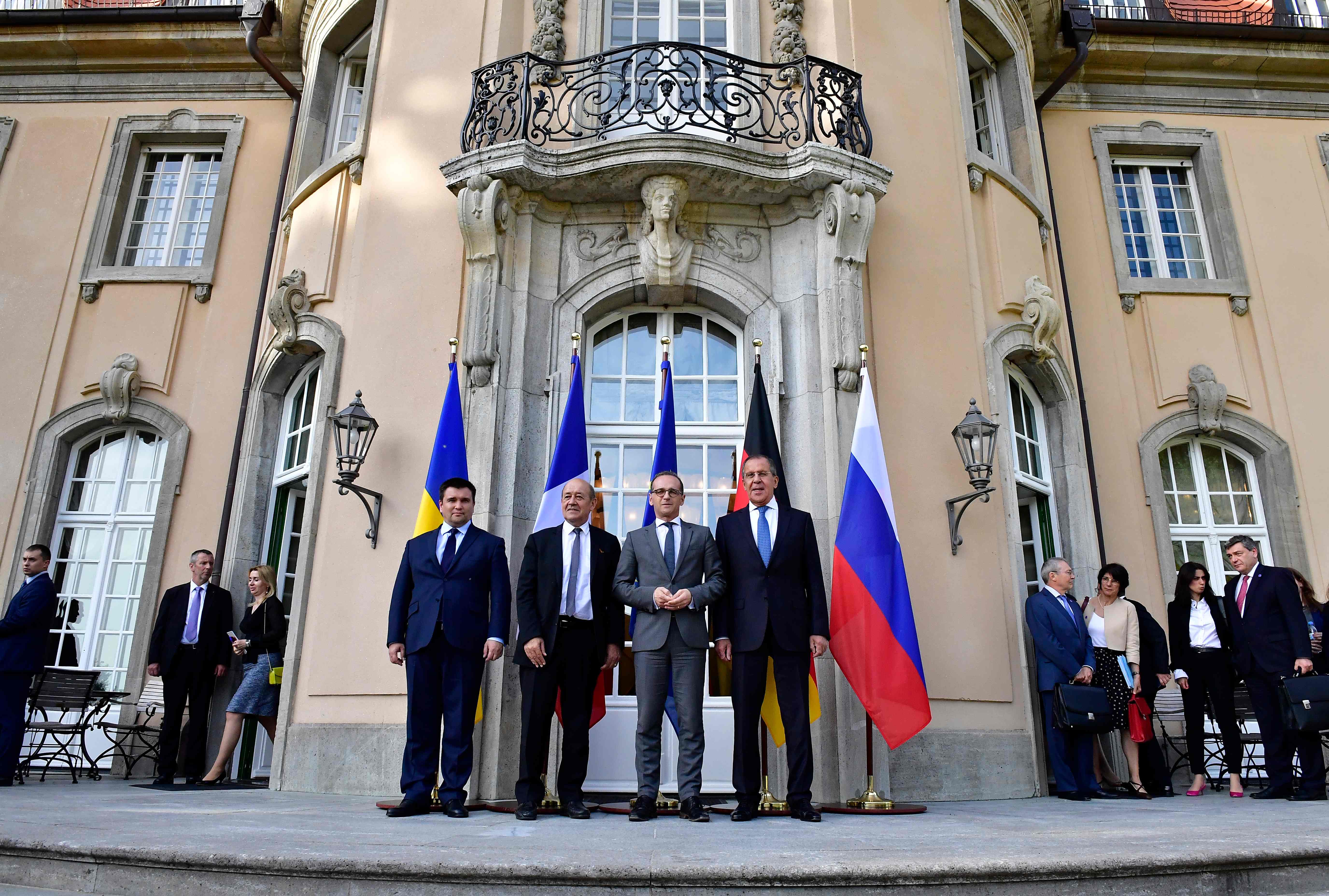 صورة تذكارية  لوزراء خارجية روسيا وأوكرانيا وألمانيا وفرنسا