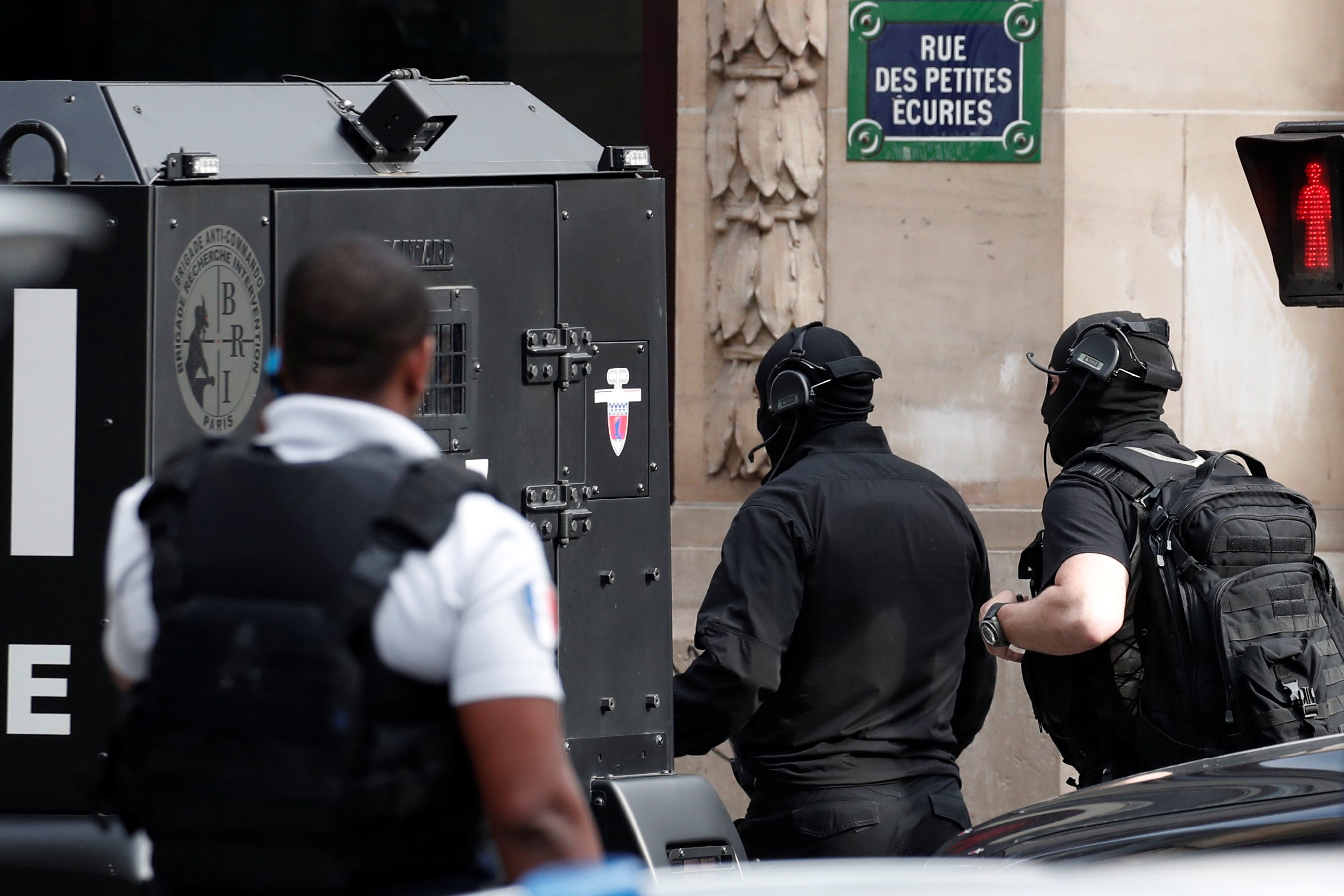 الشرطة الفرنسية تطوق المكان