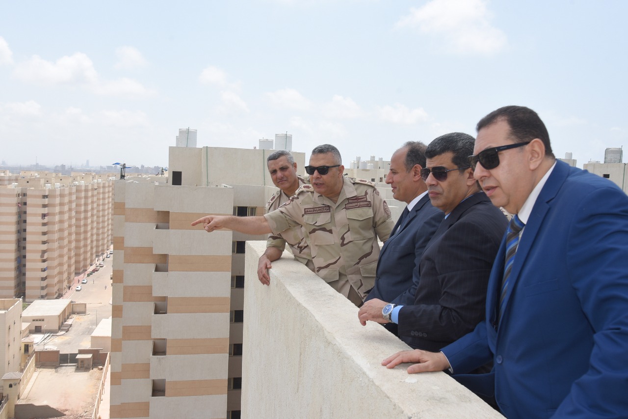 محافظ الإسكندرية وقائد المنطقة الشمالية يتفقدان مشروع بشائر الخير (3)