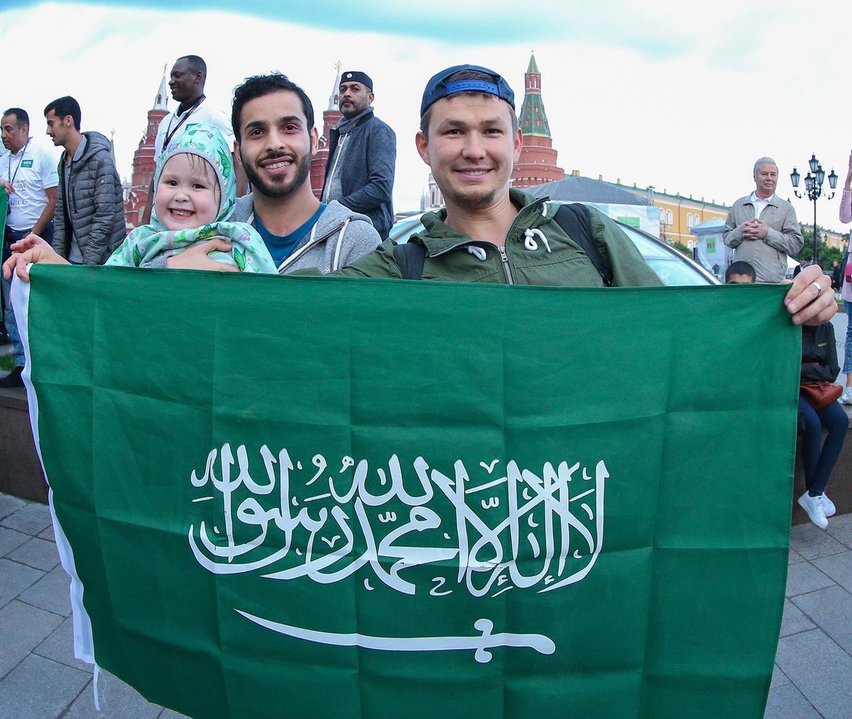 مشجع وطفلته مع علم المنتخب السعودى مشجع وطفلته مع علم المنتخب السعودى