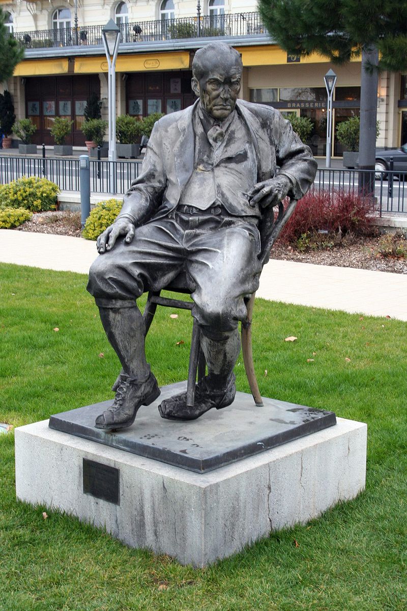 تمثال لفلاديمير نابوكوف في سويسرا