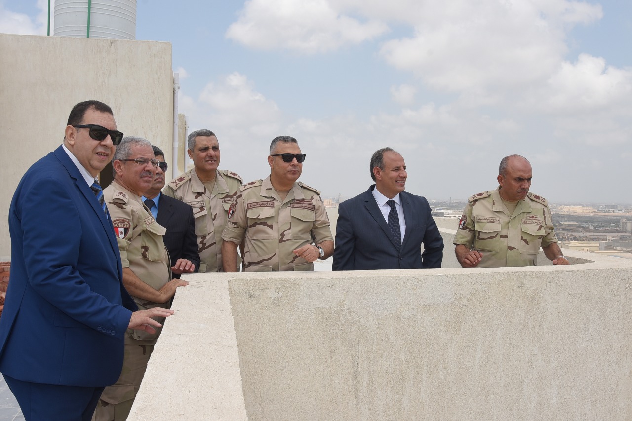 محافظ الإسكندرية وقائد المنطقة الشمالية يتفقدان مشروع بشائر الخير (1)