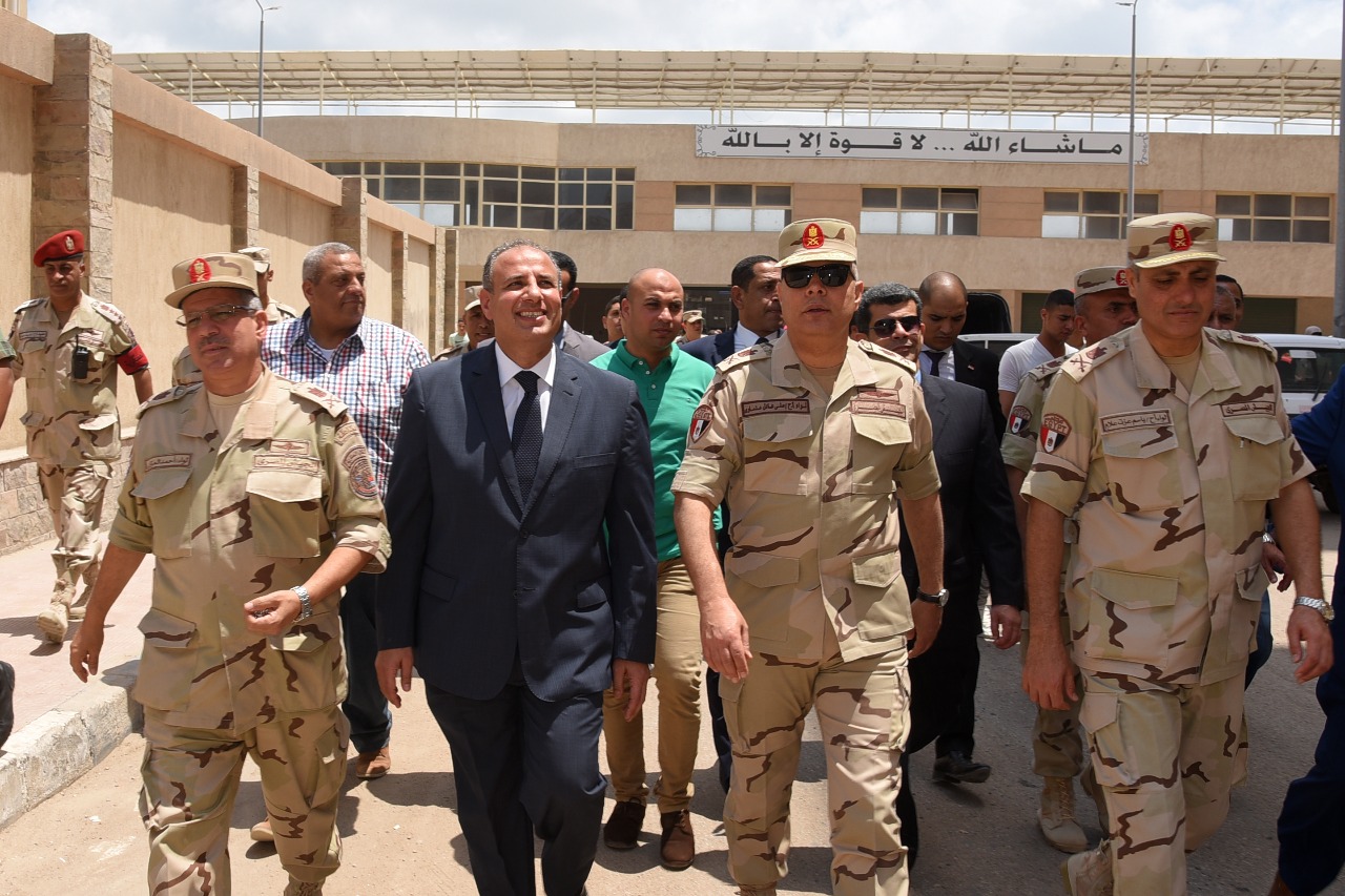 محافظ الإسكندرية وقائد المنطقة الشمالية يتفقدان مشروع بشائر الخير (2)