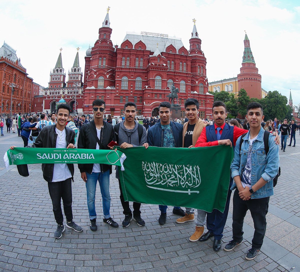 عدد من عشاق المنتخب السعودى يحملون علم بلادهم عدد من عشاق المنتخب السعودى يحملون علم بلادهم