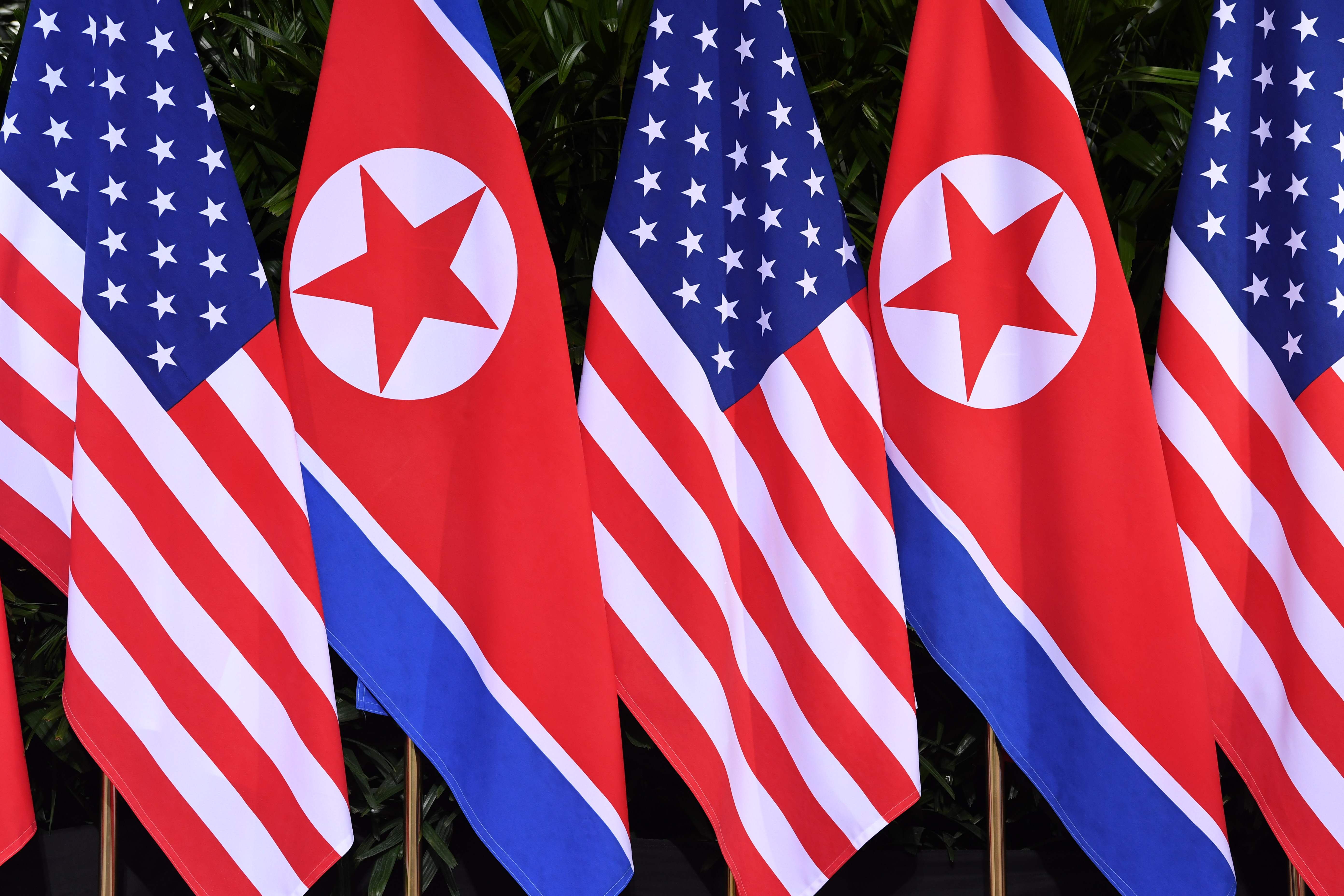 علم أمريكا بجوار علم كوريا الشمالية