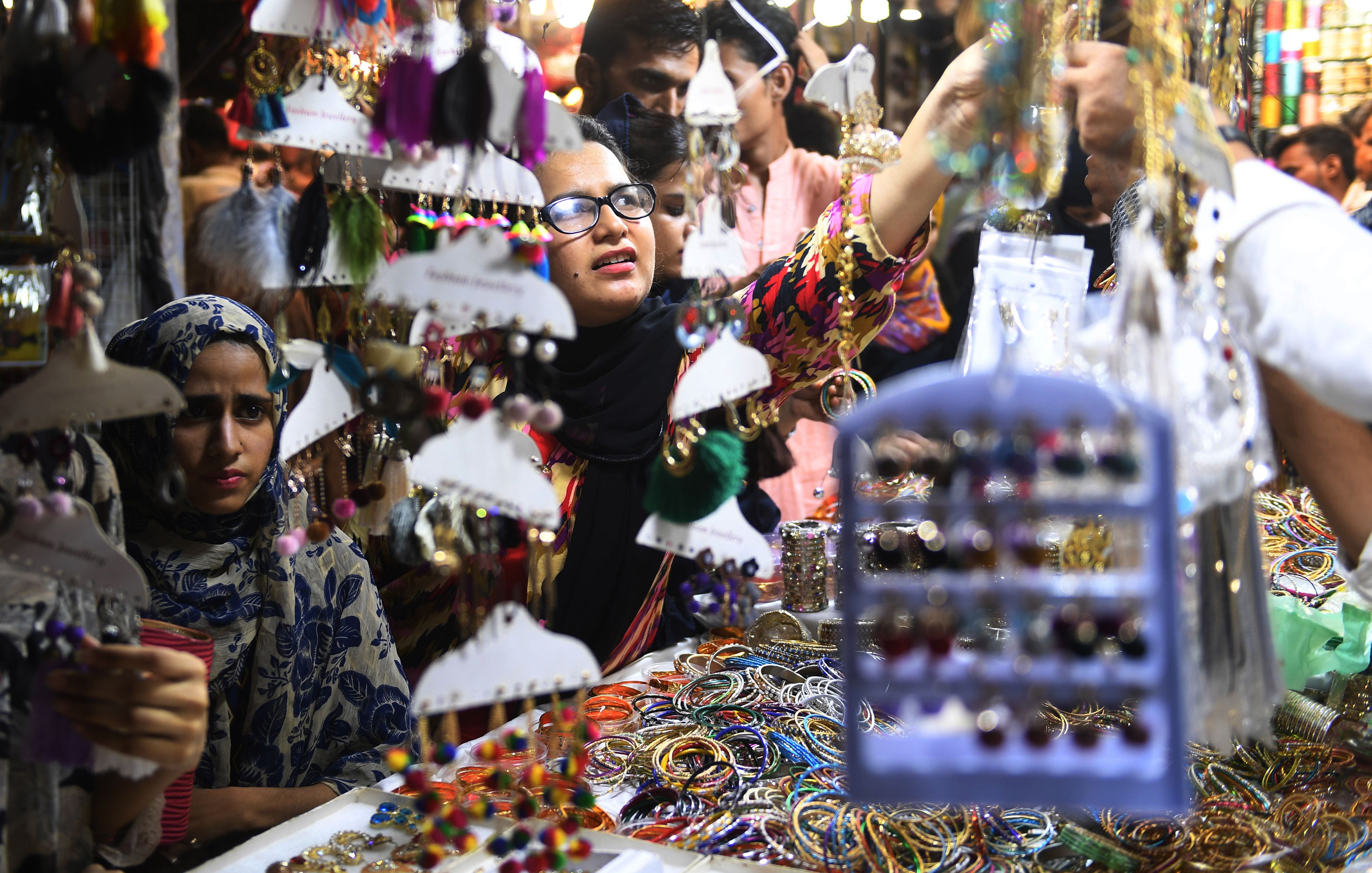 أسواق باكستان مزدحمة استعدادا للعيد