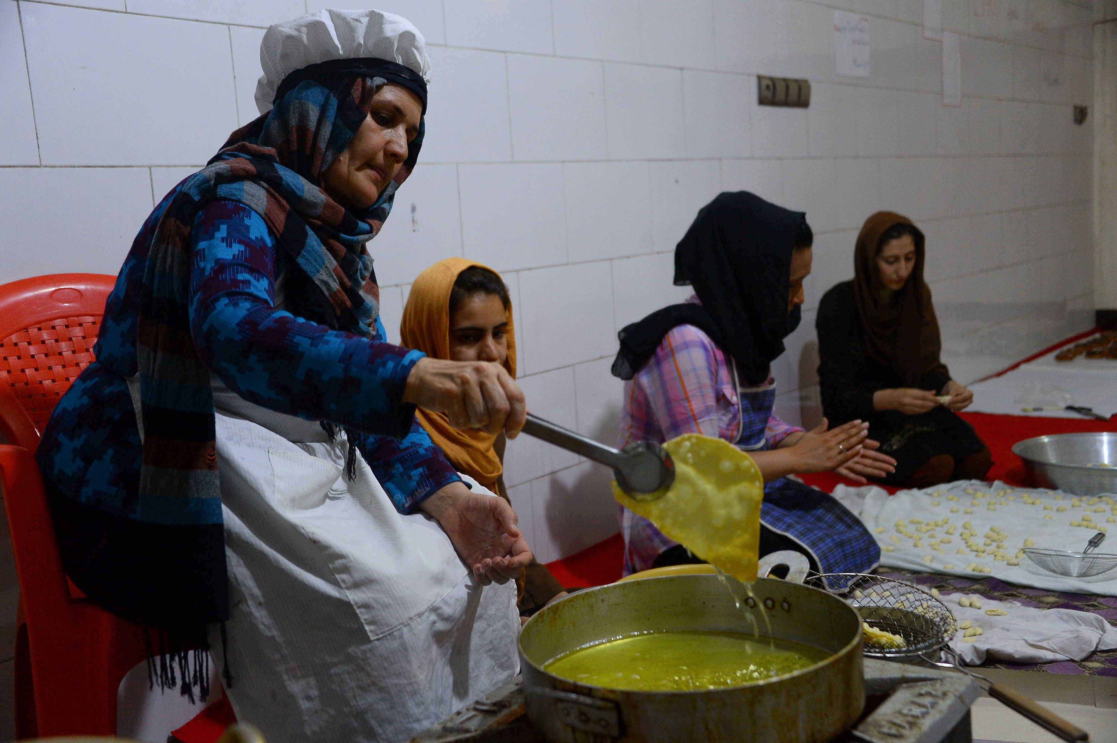 سيدة أفغانية تقوم بإعداد أطعمة العيد