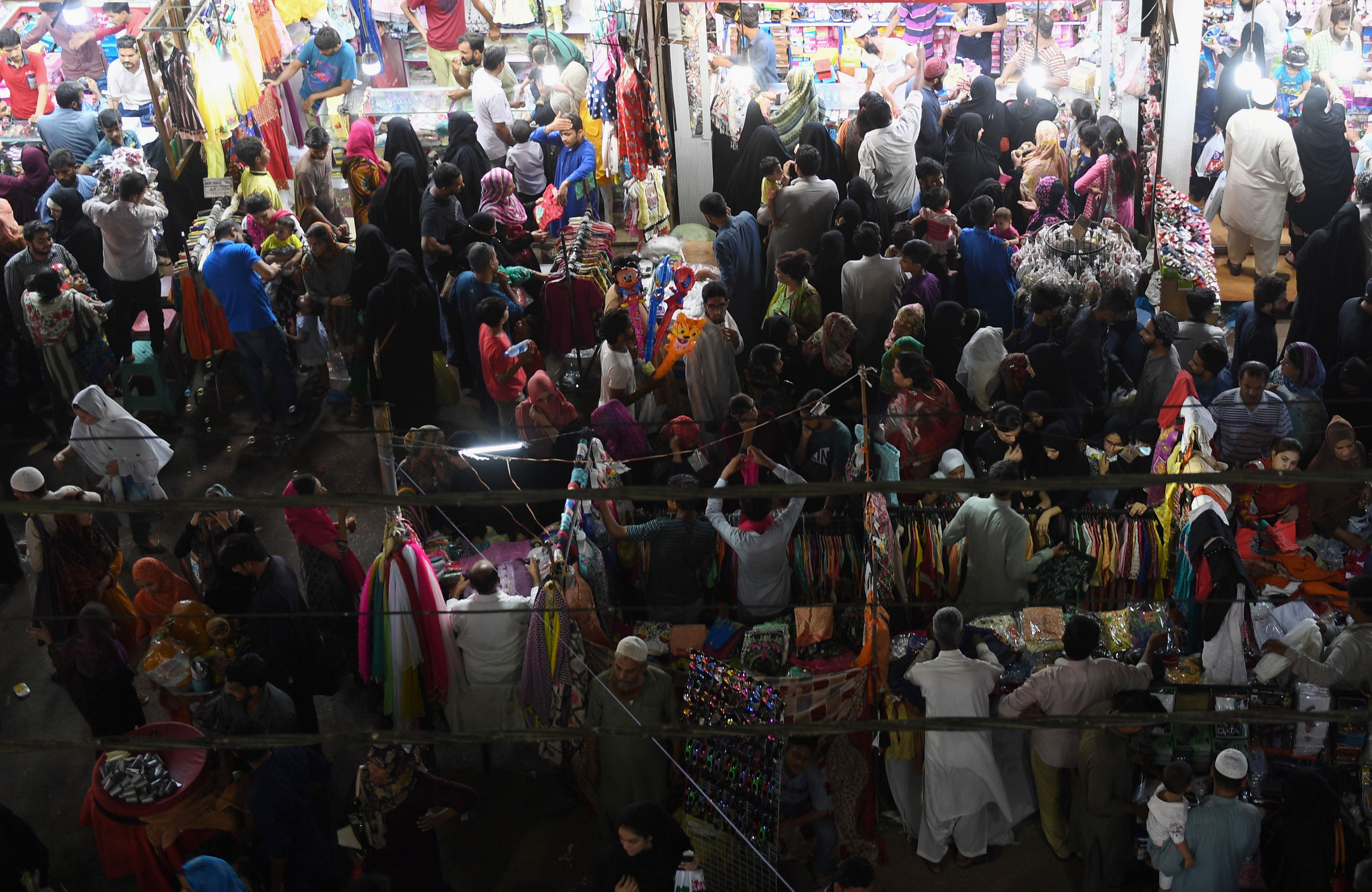 الأسواق مزدحمة استعدادال للعيد فى باكستان