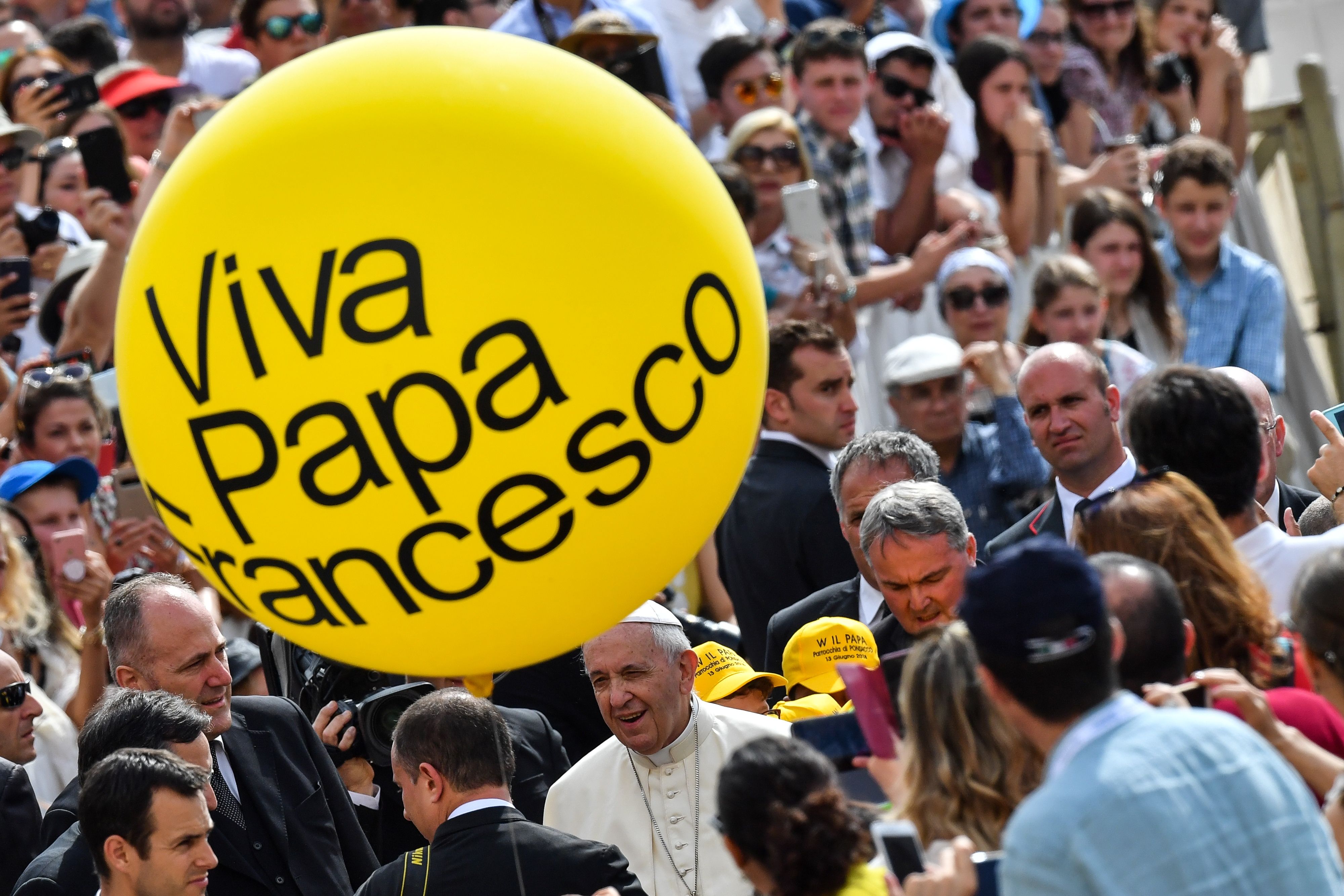 	بالون مكتوب عليه "عاش البابا فرنسيس" لتحية البابا