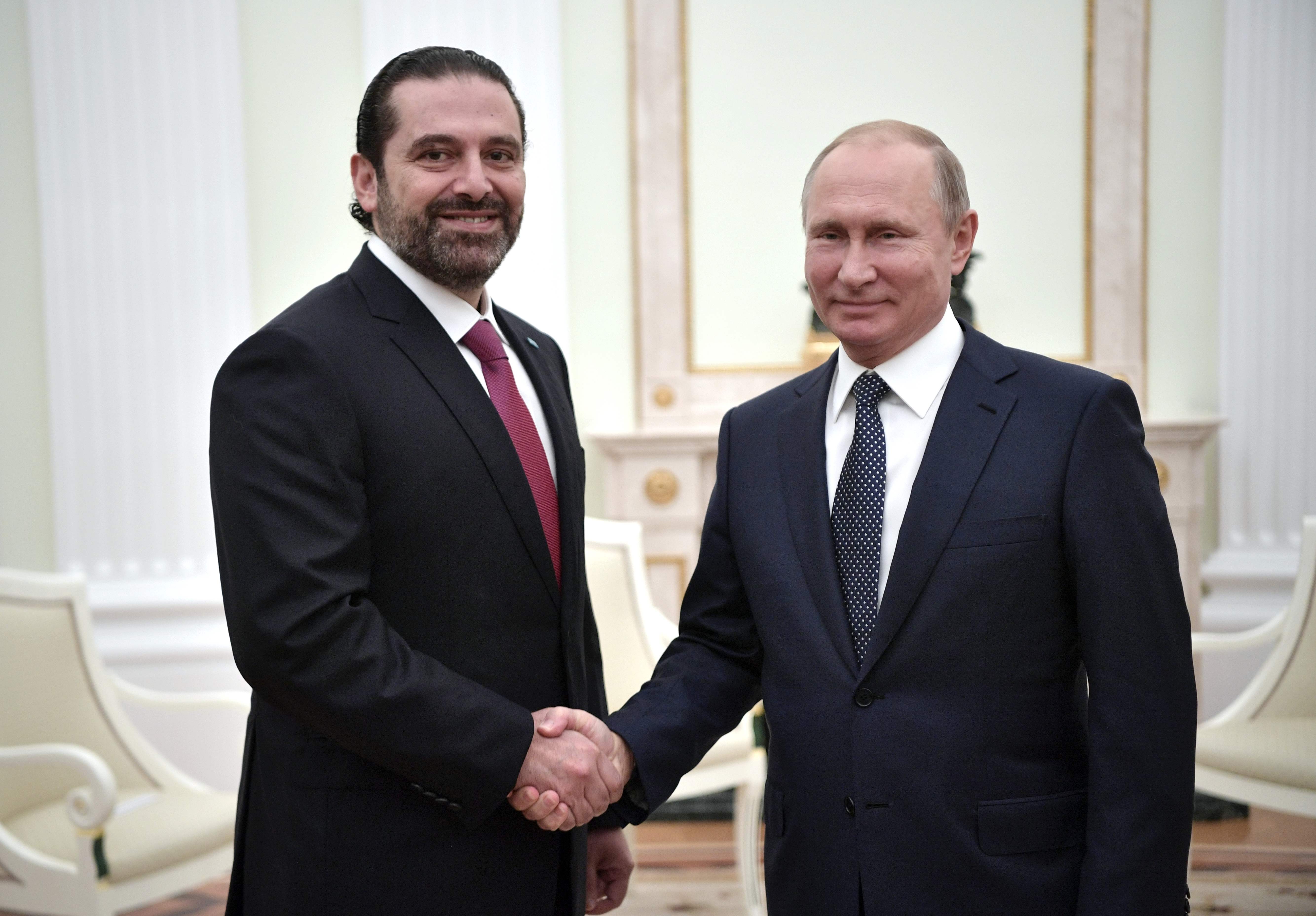 الرئيس الروسى أثناء مصافحته لرئيس الوزراء اللبنانى