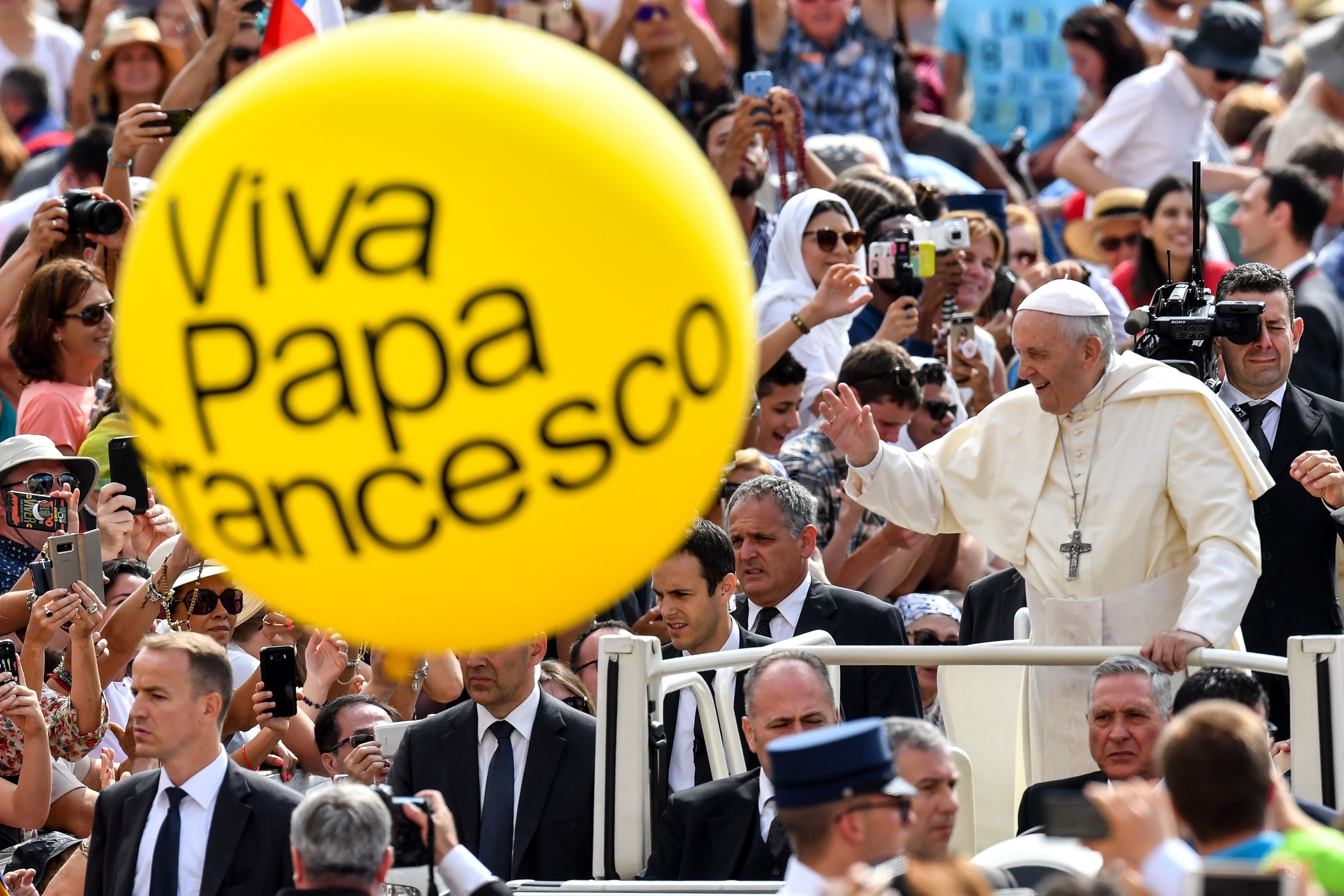 	البابا يحي الجماهير، ولافتات لتحيته