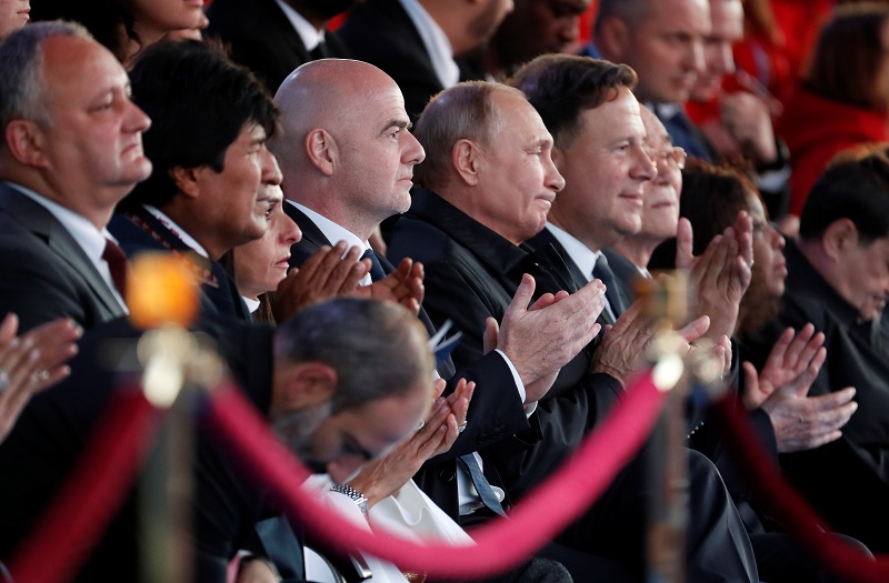 بوتين وانفانتينو على رأس الحضور فى الحفل الغنائى