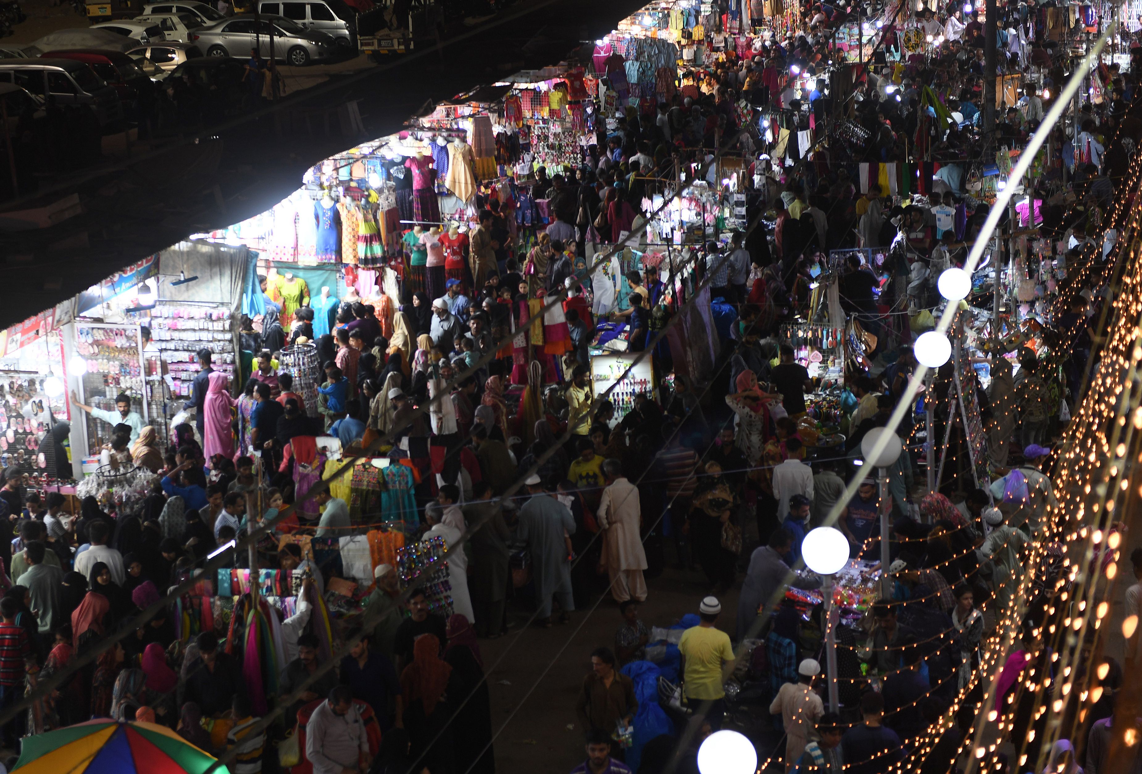 المواطنون يتوافدون فى شوارع باكستان لشراء مستلزمات العيد