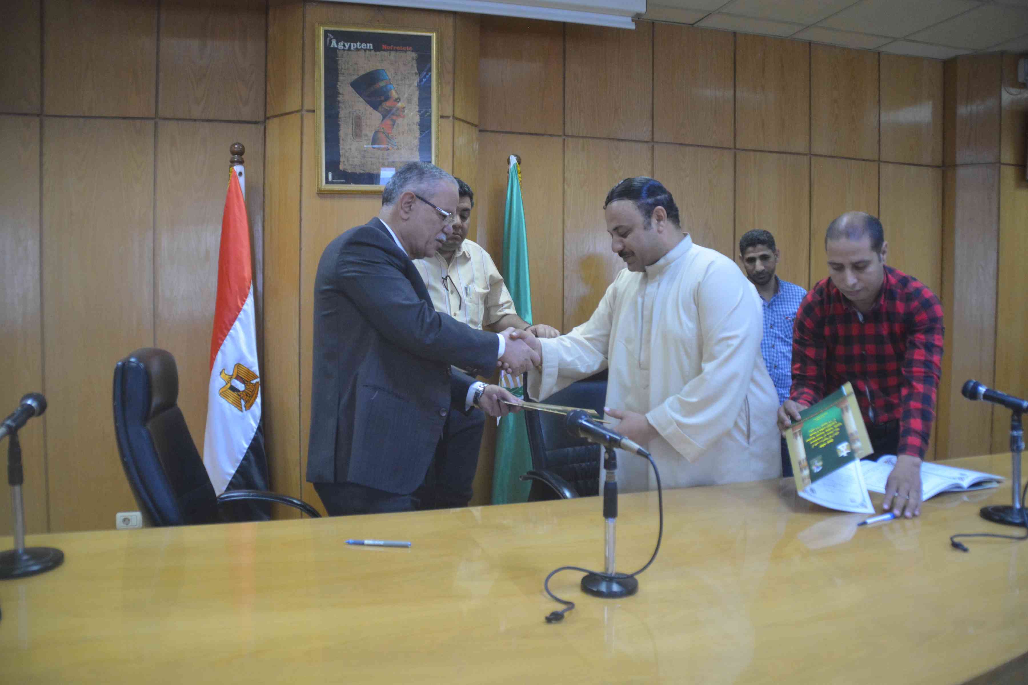 محافظ المنيا يسلم 23 عقدًا لتقنين أوضاع أراضي أملاك الدولة (1)