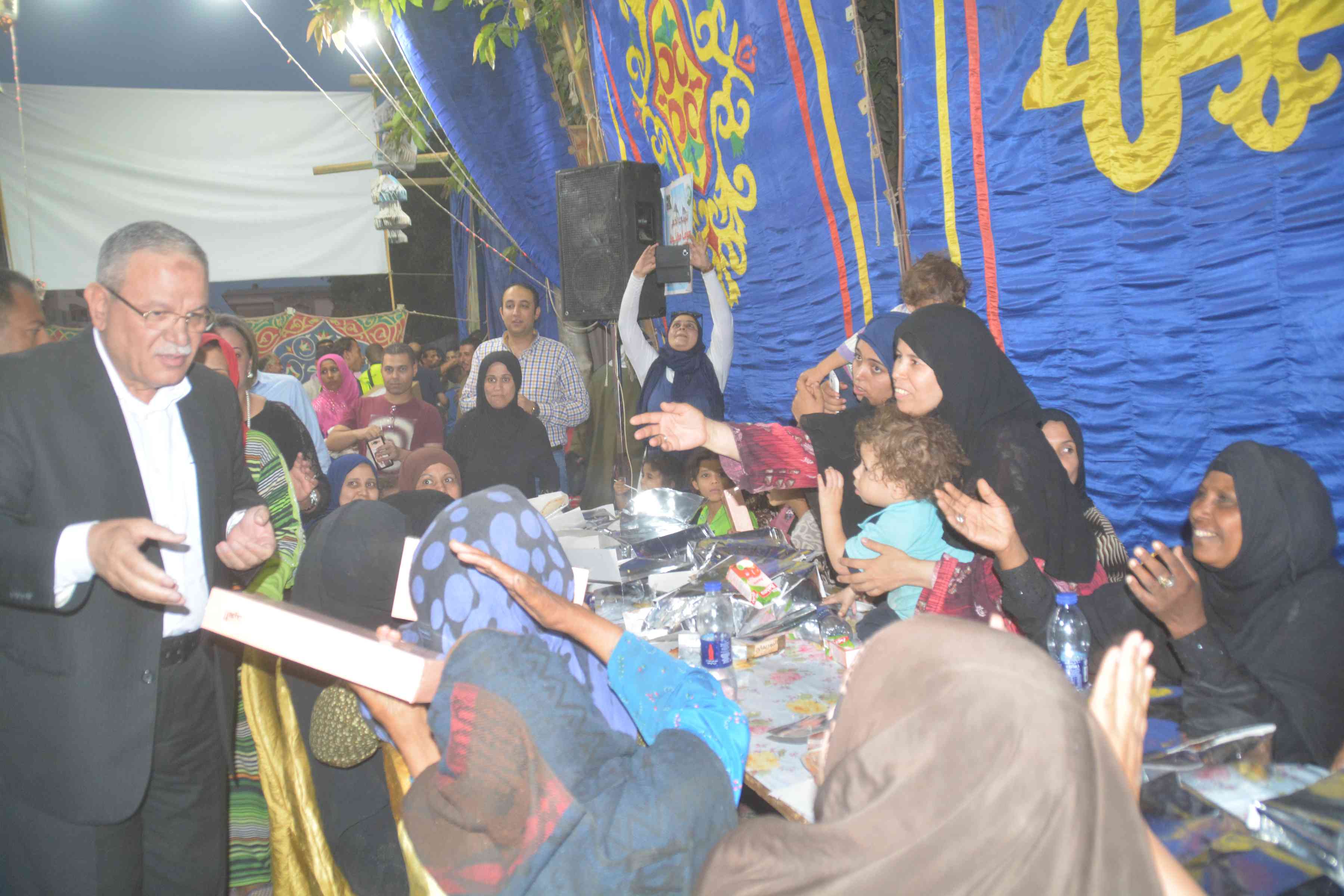 محافظ المنيا يشارك فى خيمة إفطار صائم  (2)