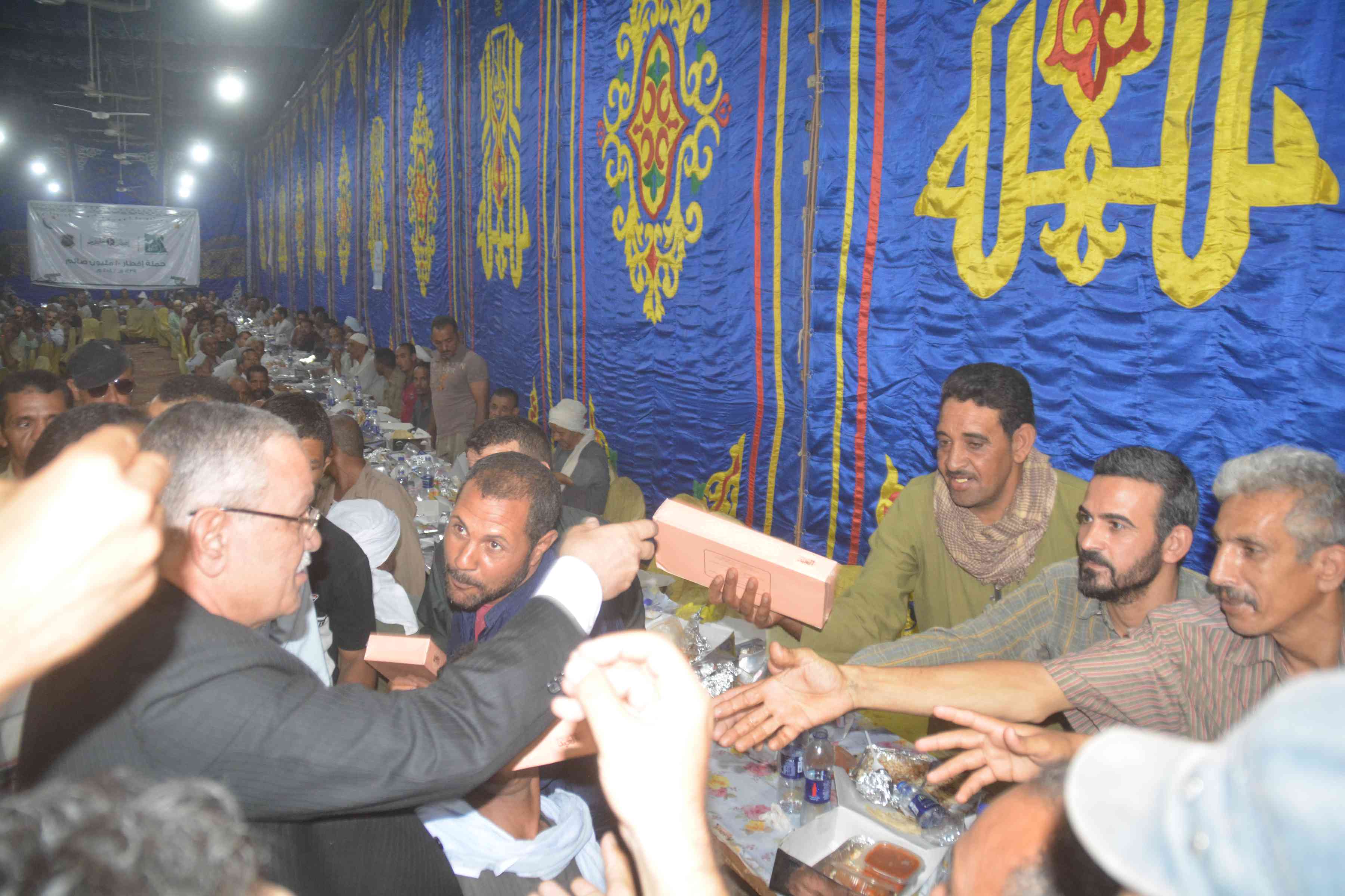 محافظ المنيا يشارك فى خيمة إفطار صائم  (3)