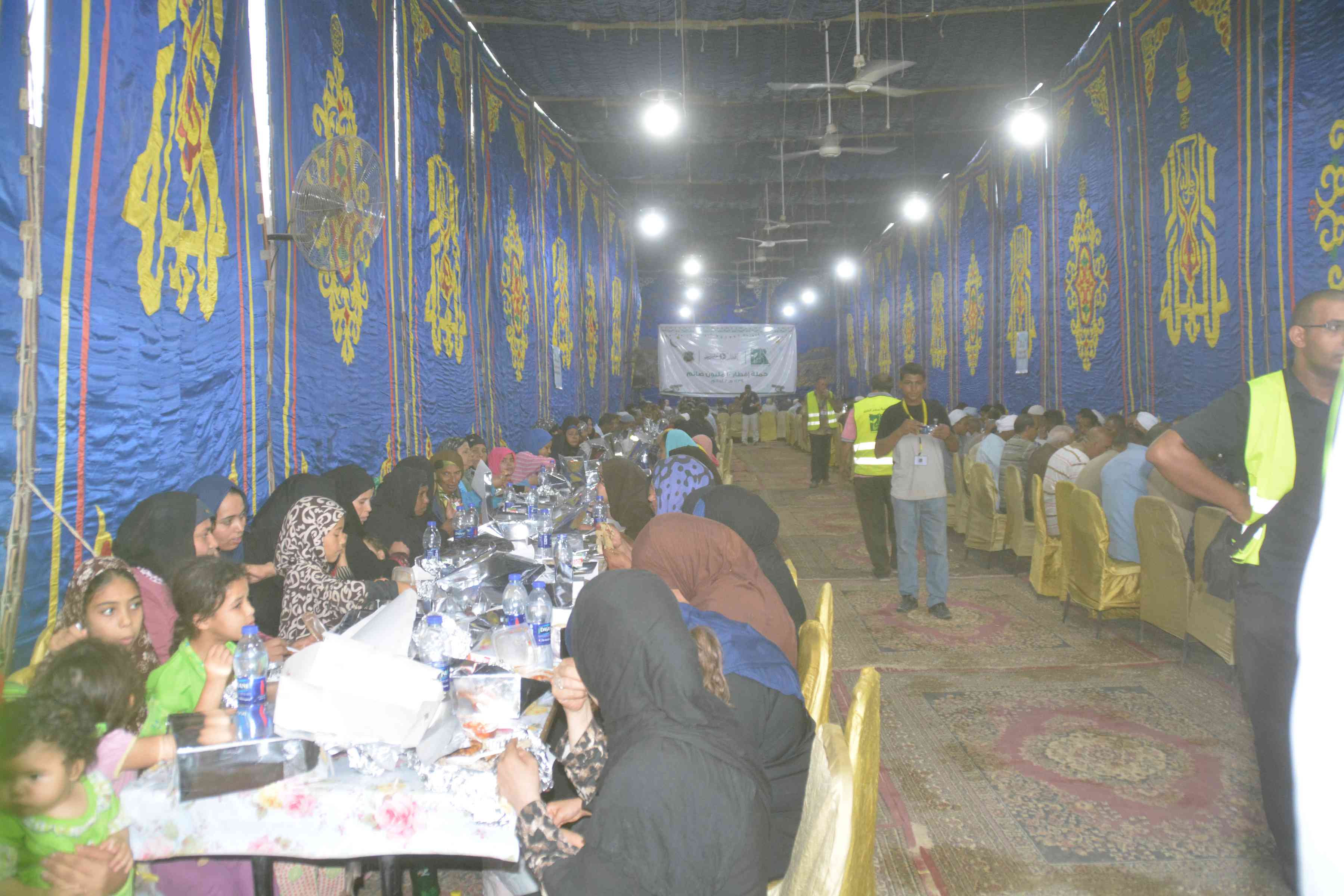 محافظ المنيا يشارك فى خيمة إفطار صائم  (5)