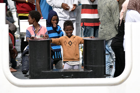 أحد الأطفال بعد انقاذ السفينة