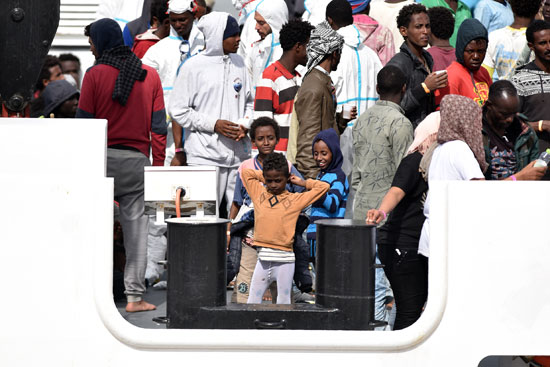 أطفال ومسعفون بعد انقاذ سفينة خفر السواحل