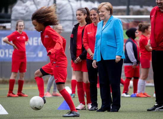 لاعبة تستعرض مهارتها فى كرة القدم أمام المستشارة الألمانية