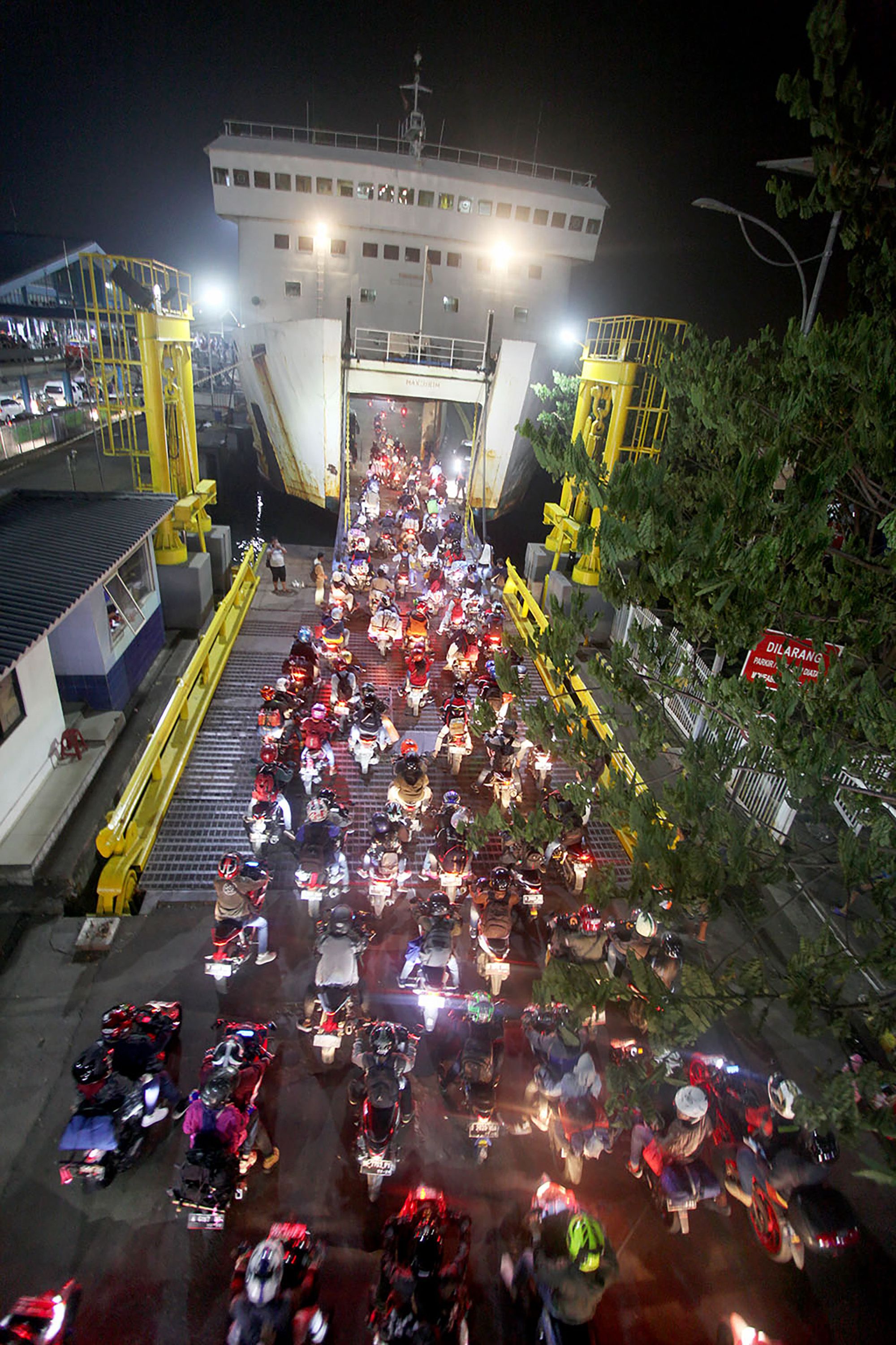 الدراجات النارية تستعد للاحتفال بالعيد فى إندونيسيا