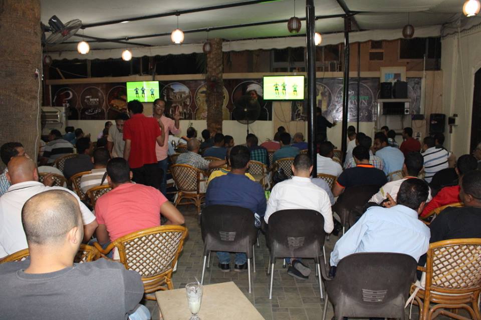 الشباب يستعدون في المقاهي لمباريات المنتخب المصري