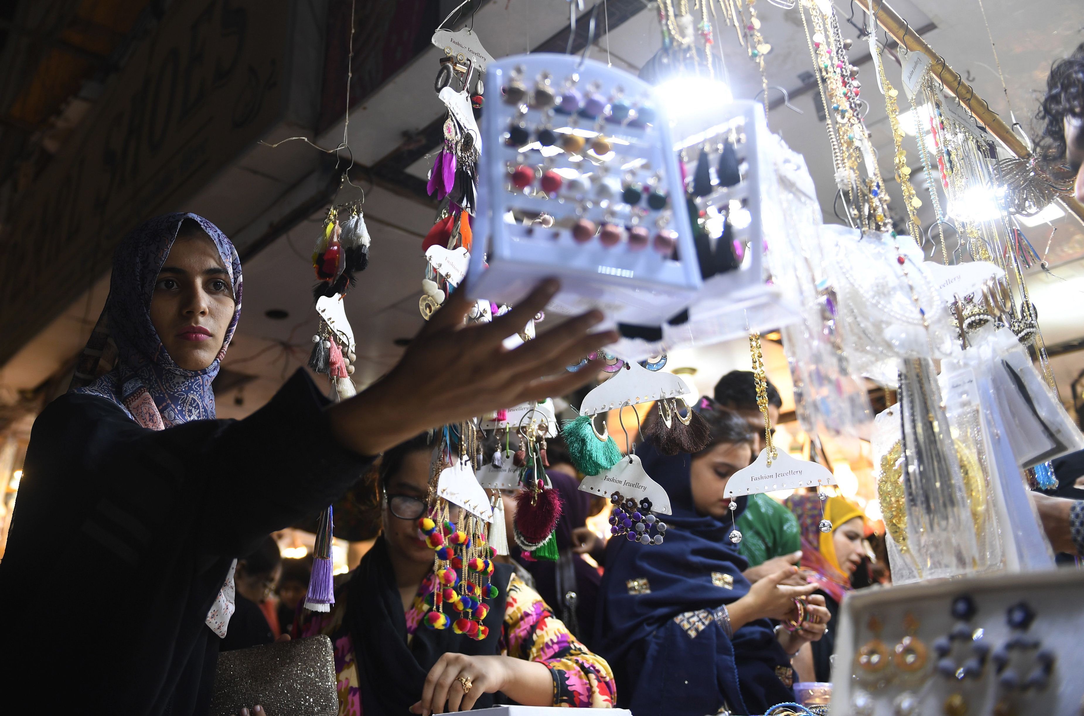 باكستانية تشترى مستلزمات العيد