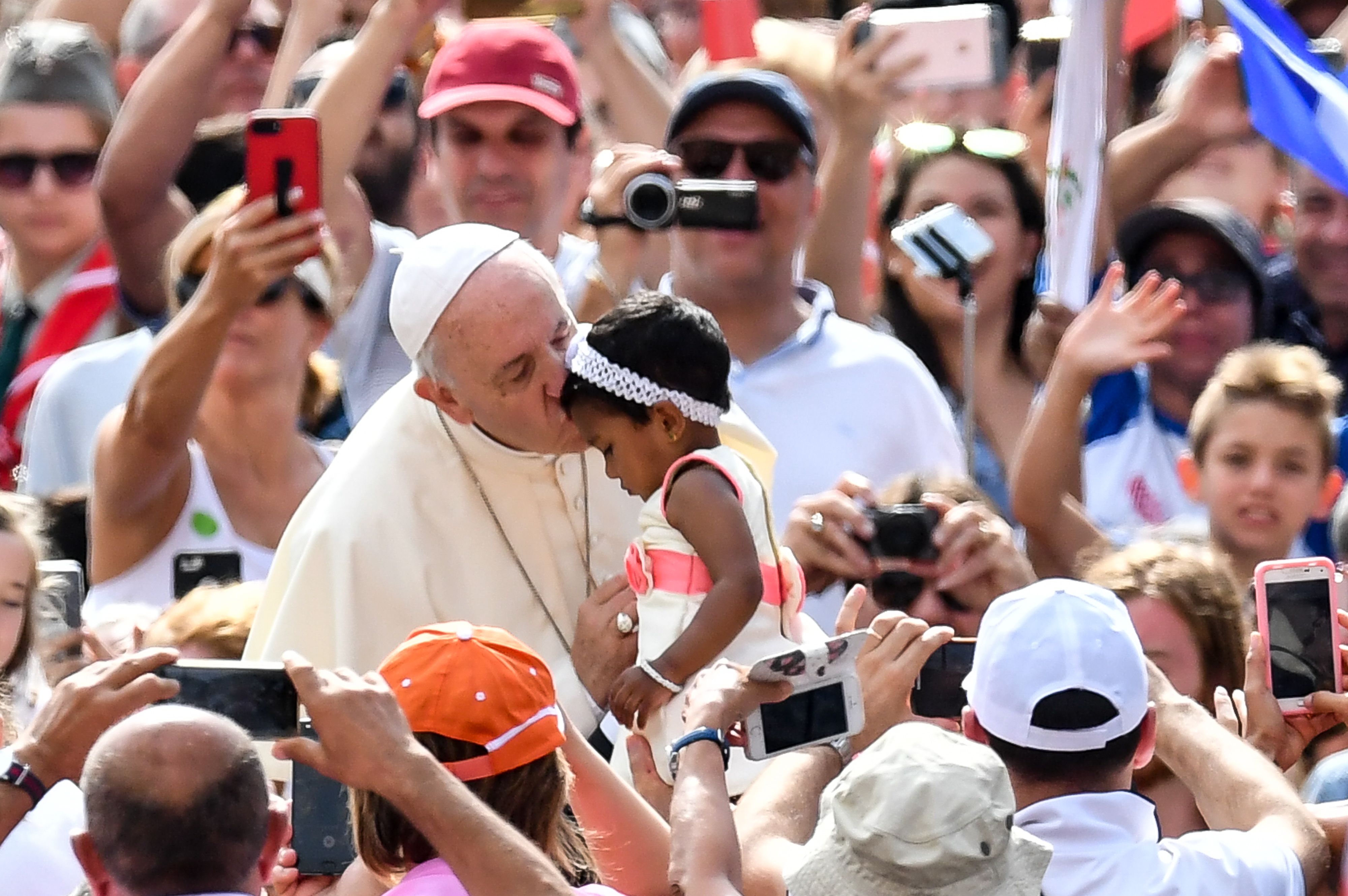 	البابا يقبل إحدى الفتيات التى ذهبت لتحيته