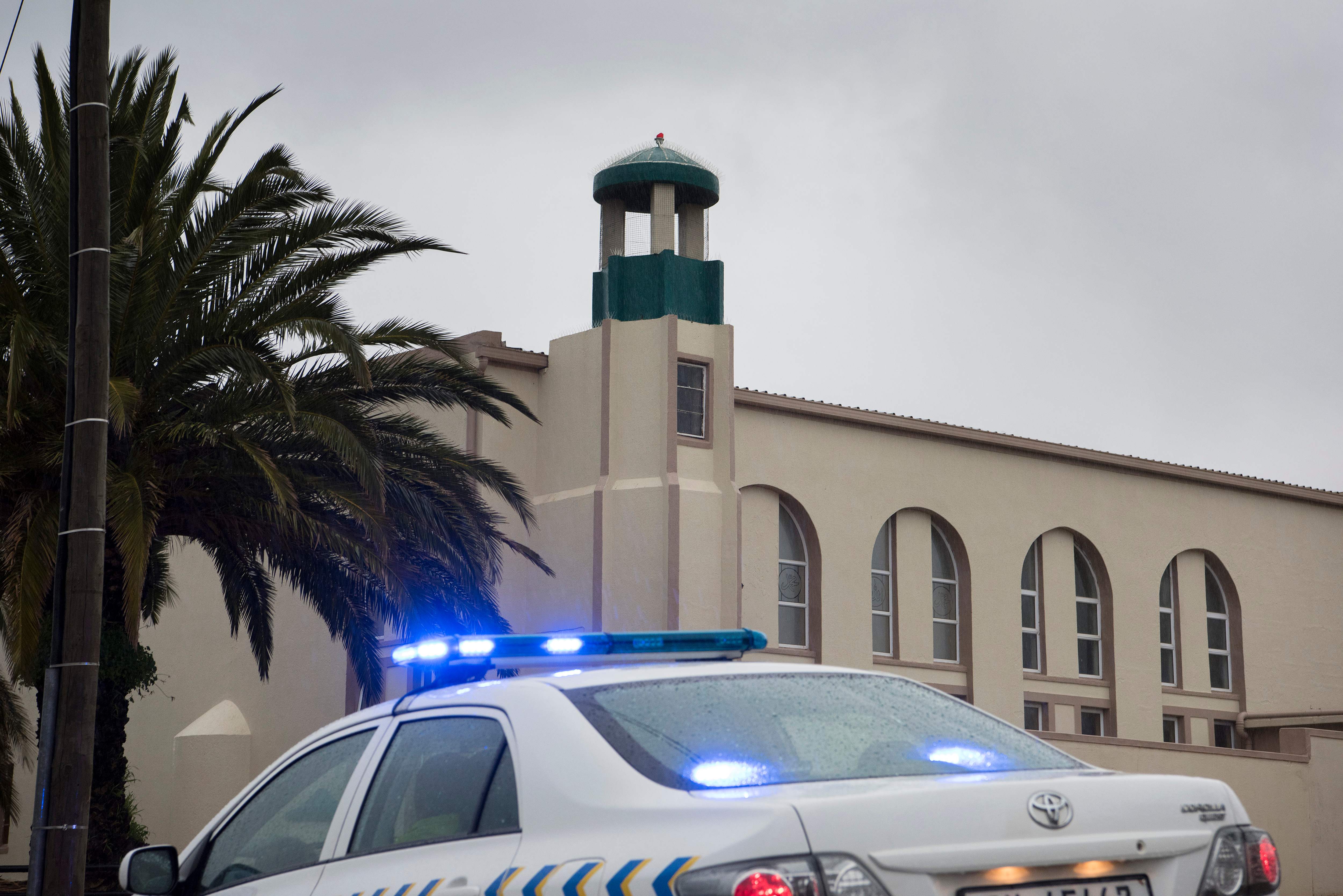 	أحد سيارات الشرطة تتواجد أمام المسجد 