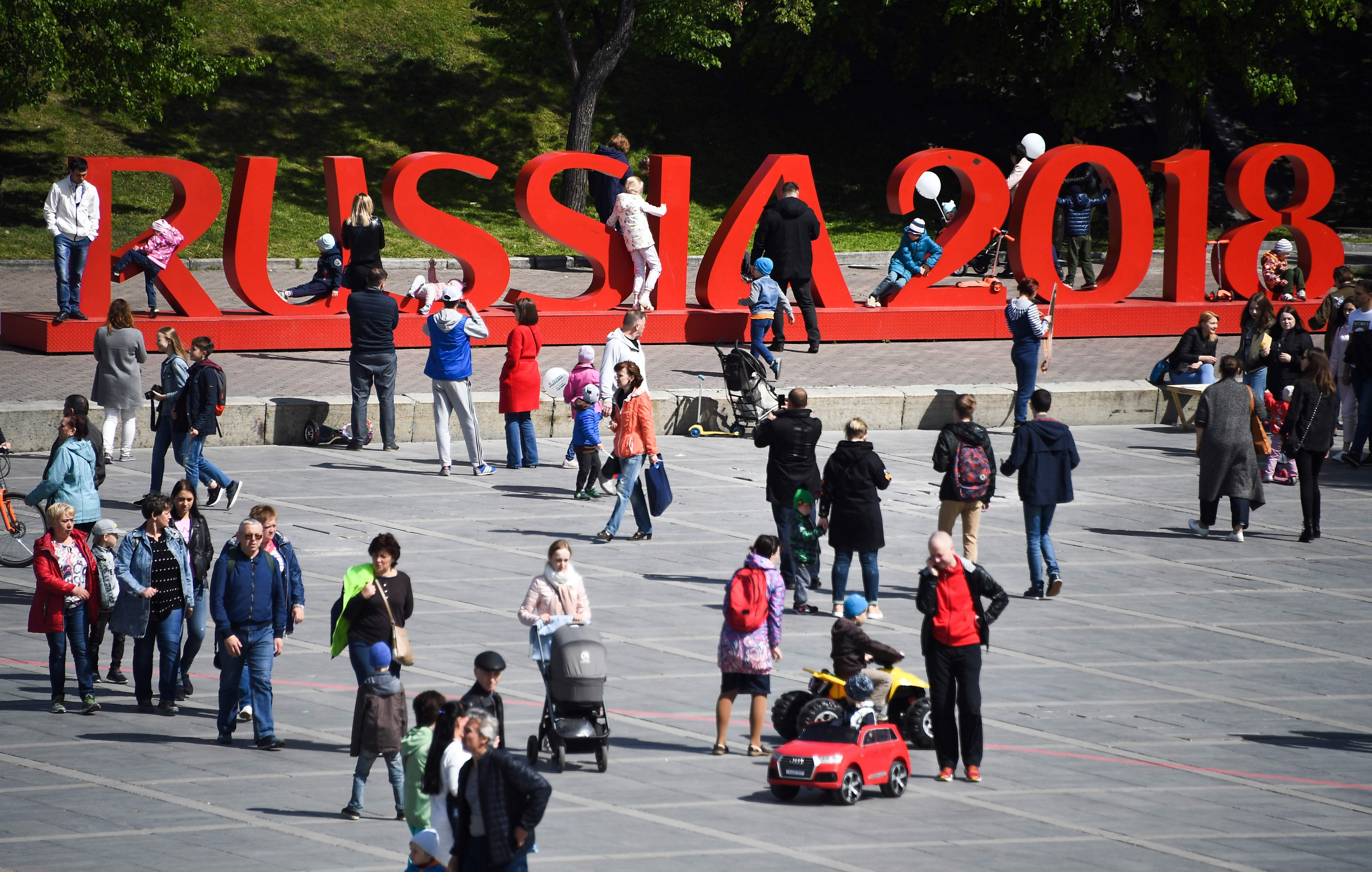 الزائرون يلتقطون الصور بجوار لافتة "روسيا 2018"