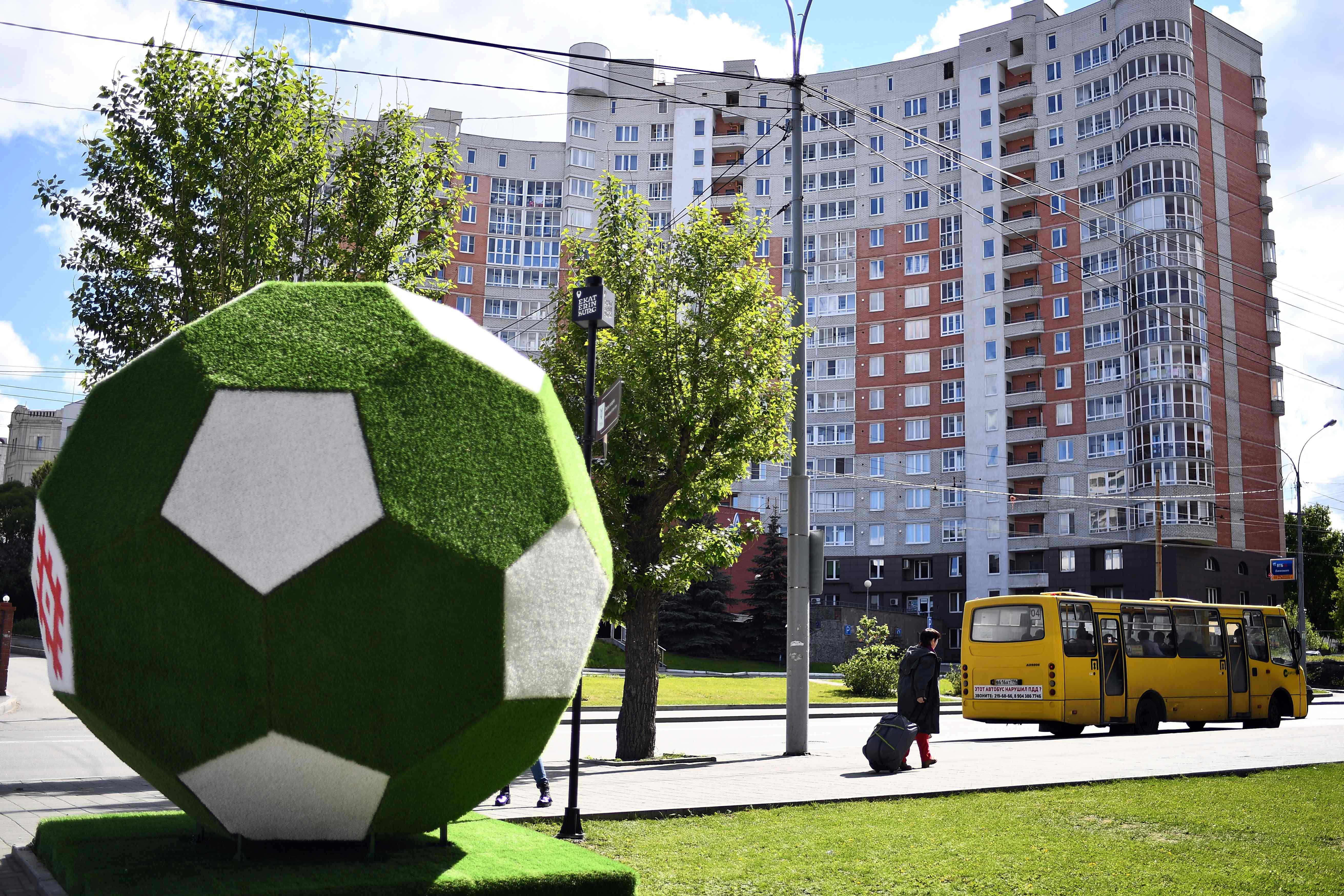 كرة القدم تسيطر على الشوارع المحيطة بملاعب المونديال