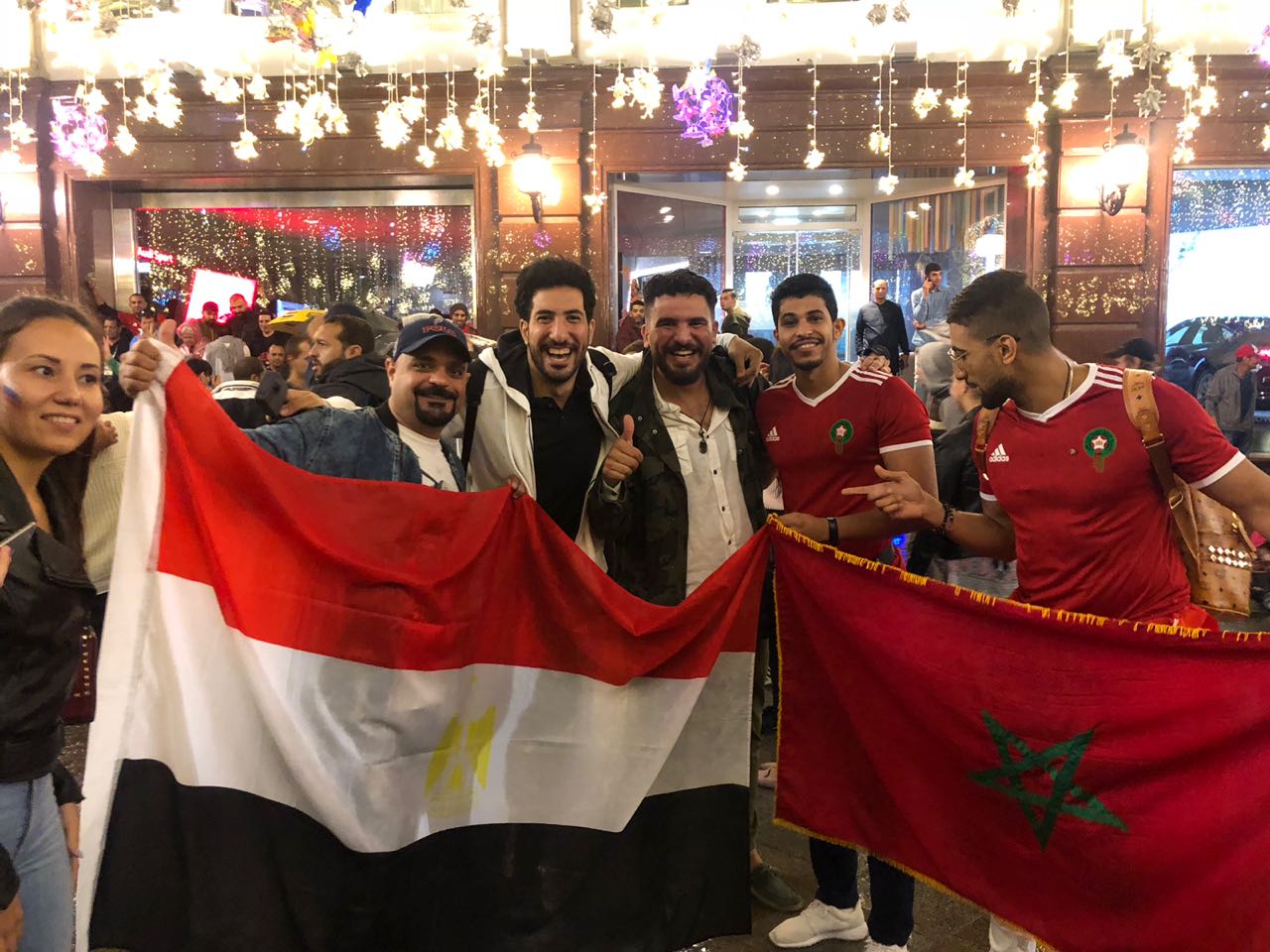 الفرحة تملئ وجوه المصرين مع أشقاء مغاربة