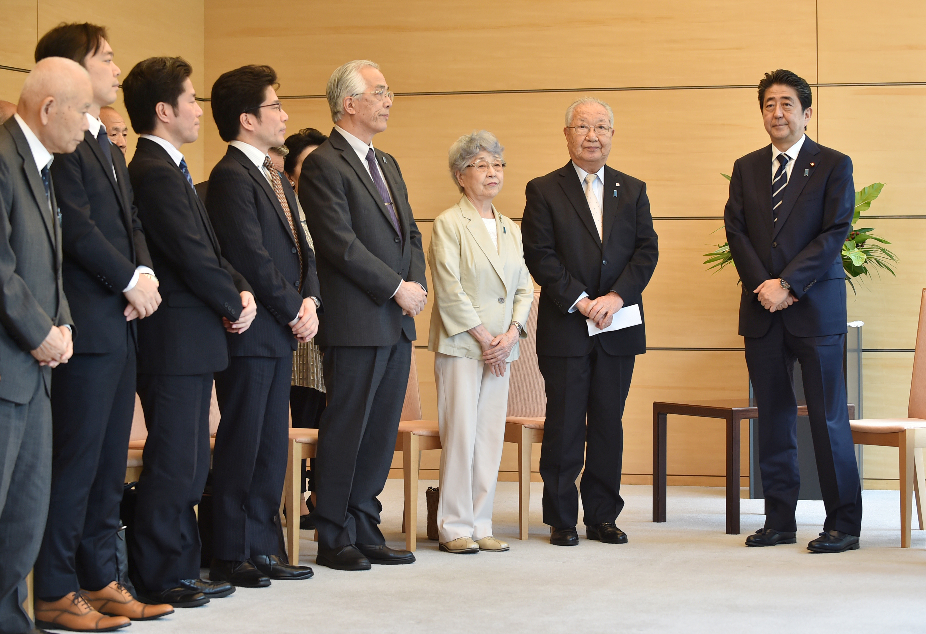 	رئيس وزراء اليابان مع أسر المختطفين اليابانيين