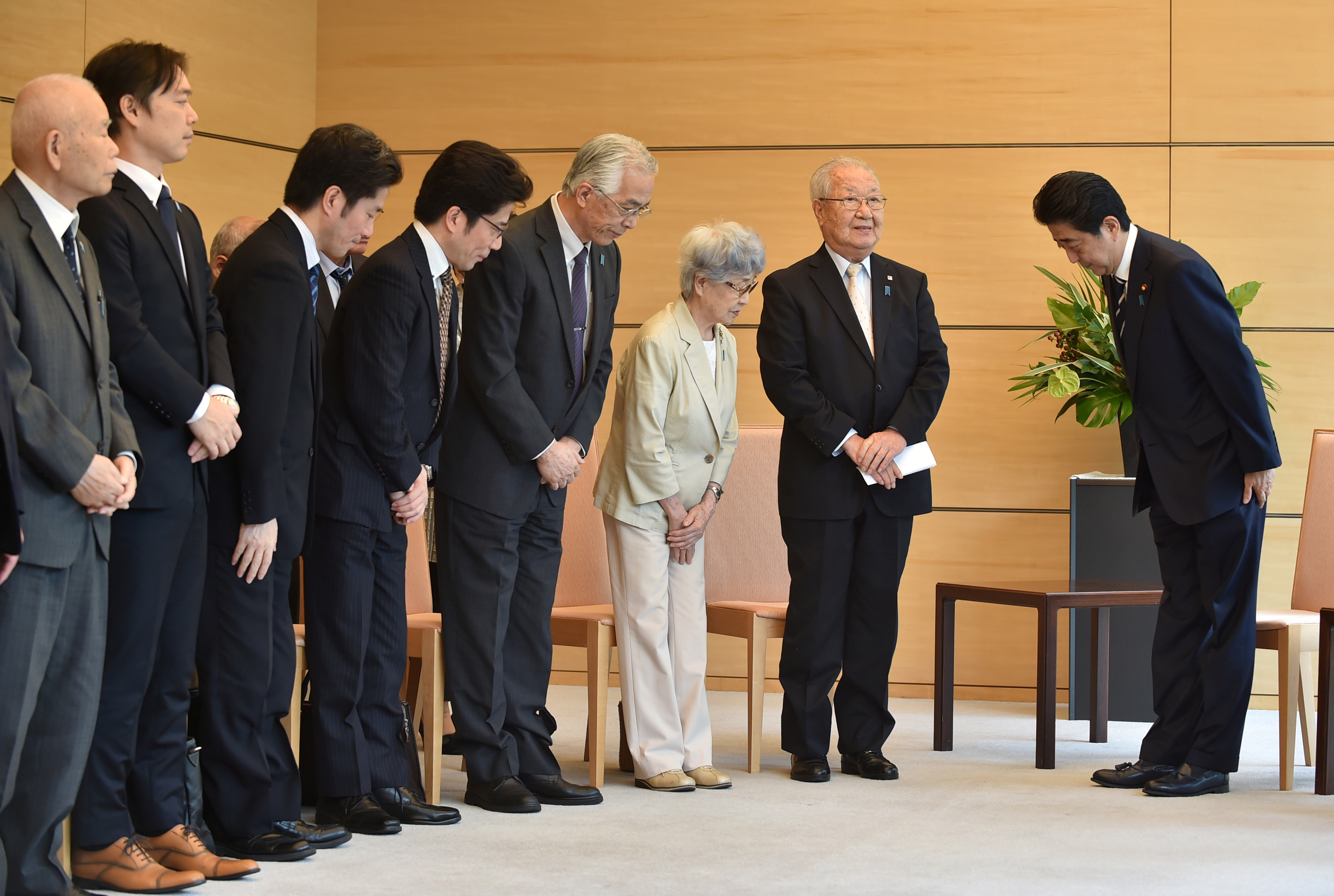 	رئيس وزراء اليابان يحى أسر المختطفين