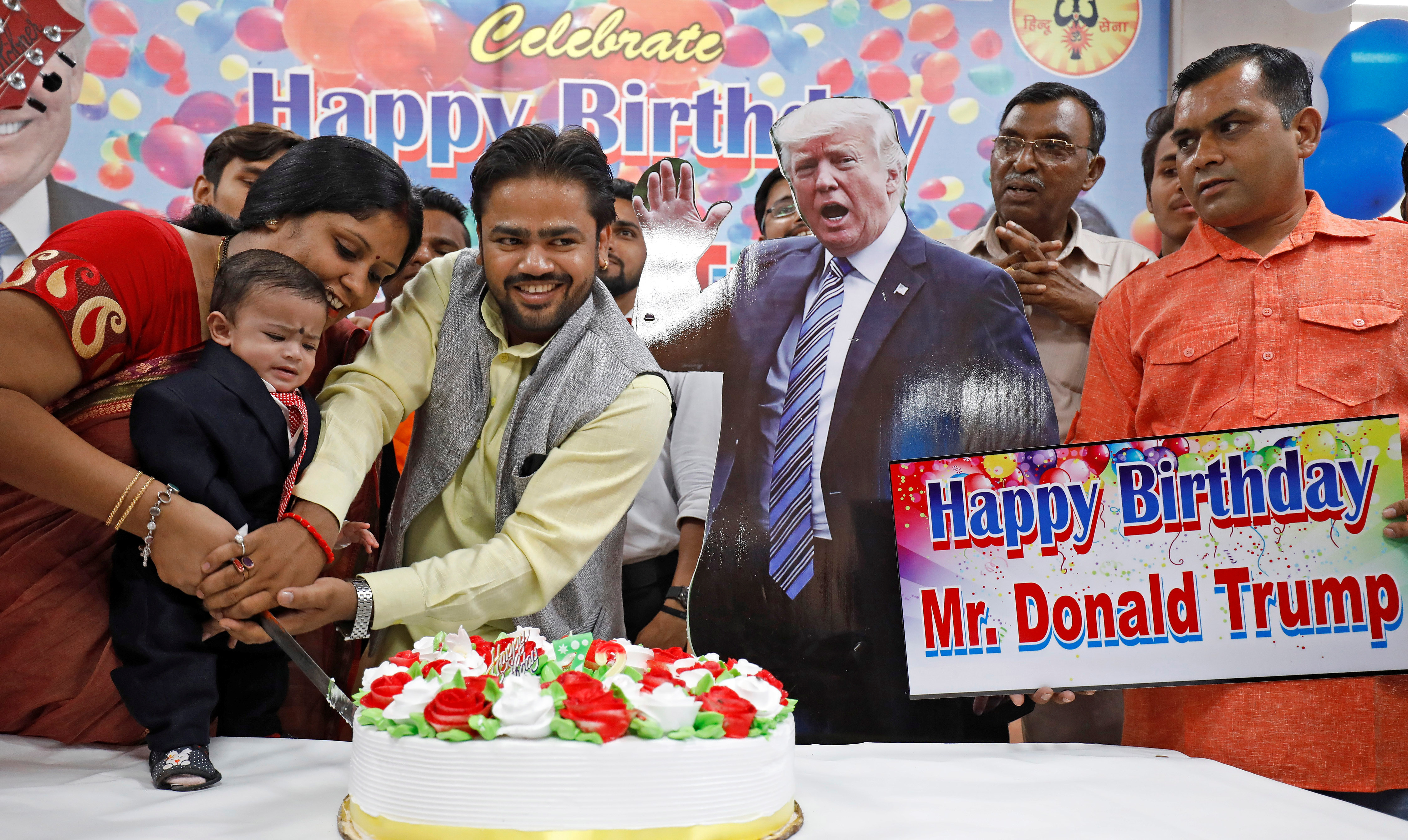 نشطاء بالهند يحتفلون بعيد ميلاد ترامب الـ72