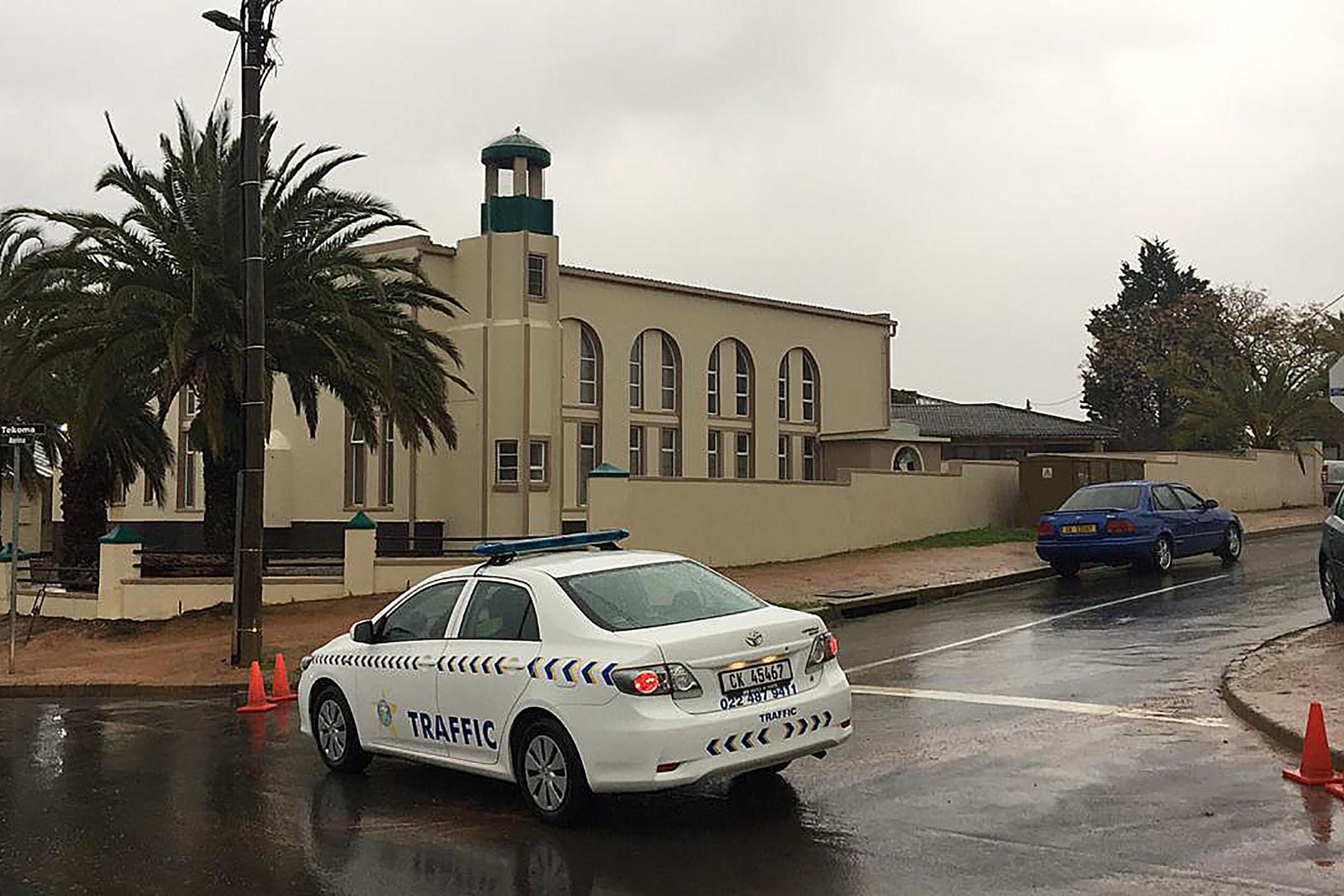 	أحد سيارات الشرطة أمام المسجد