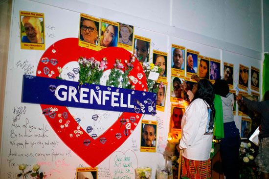 صور وكتابات تذكارية لتأبين ضحايا حريق برج جرينفيل