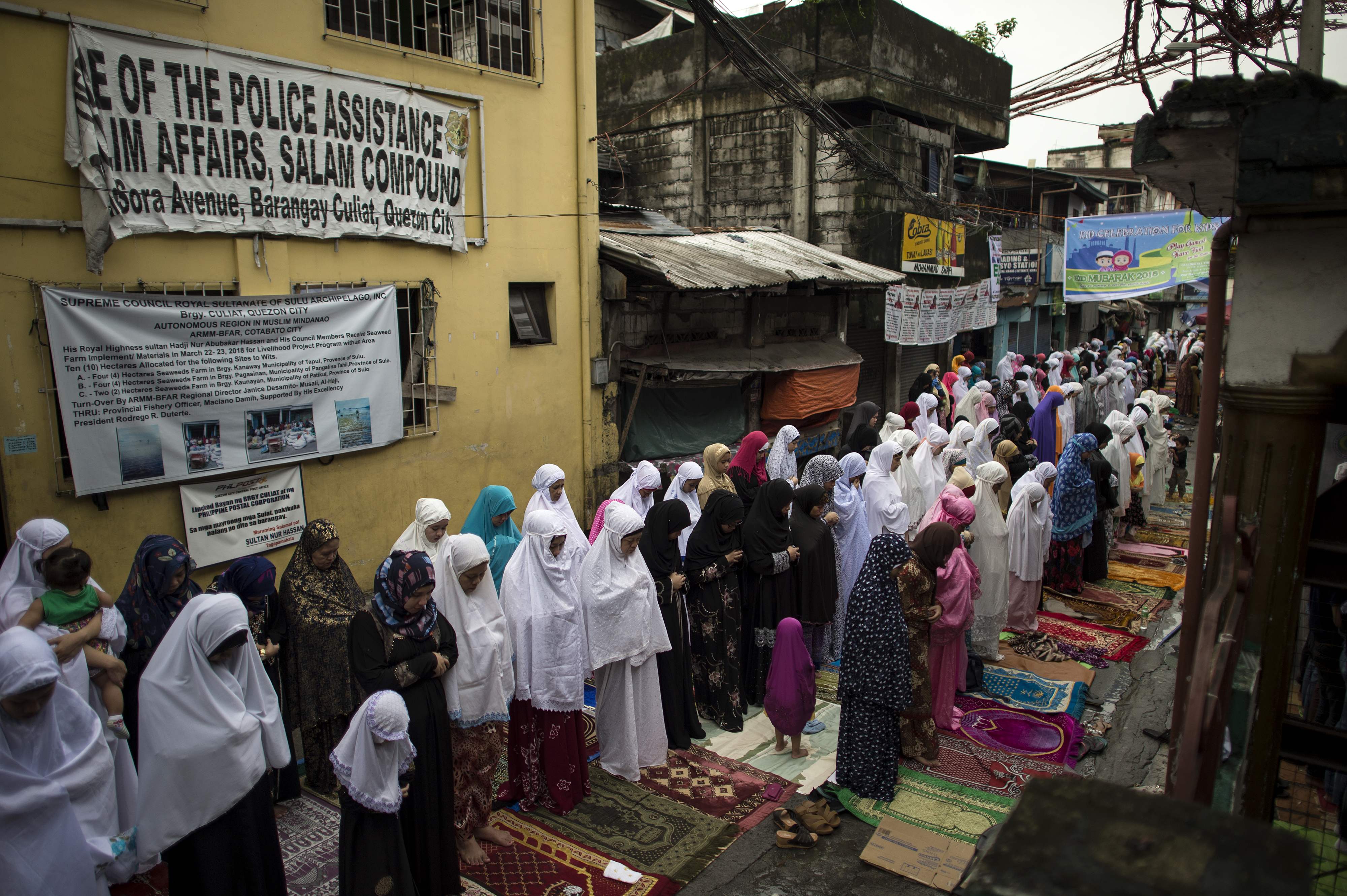 مسلمات فى الفلبين يصلين العيد