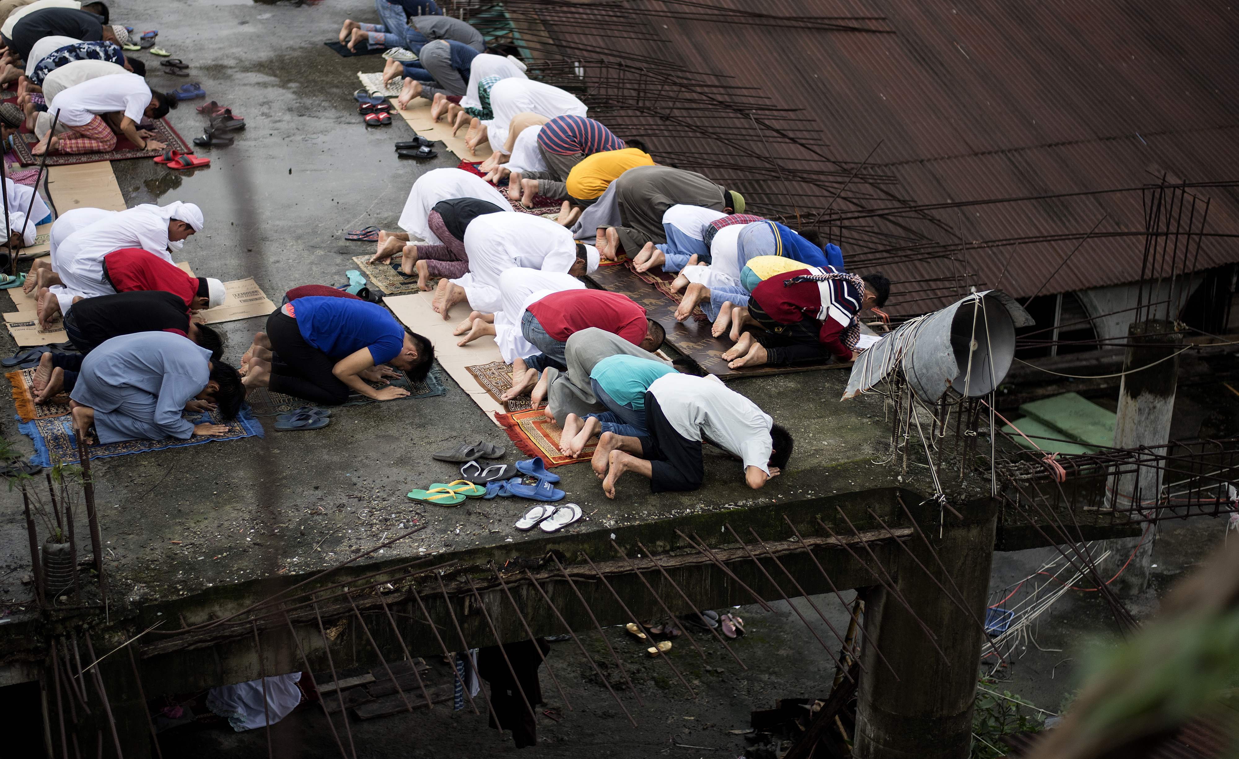 مسلمو الفلبين يؤدون صلاة العيد